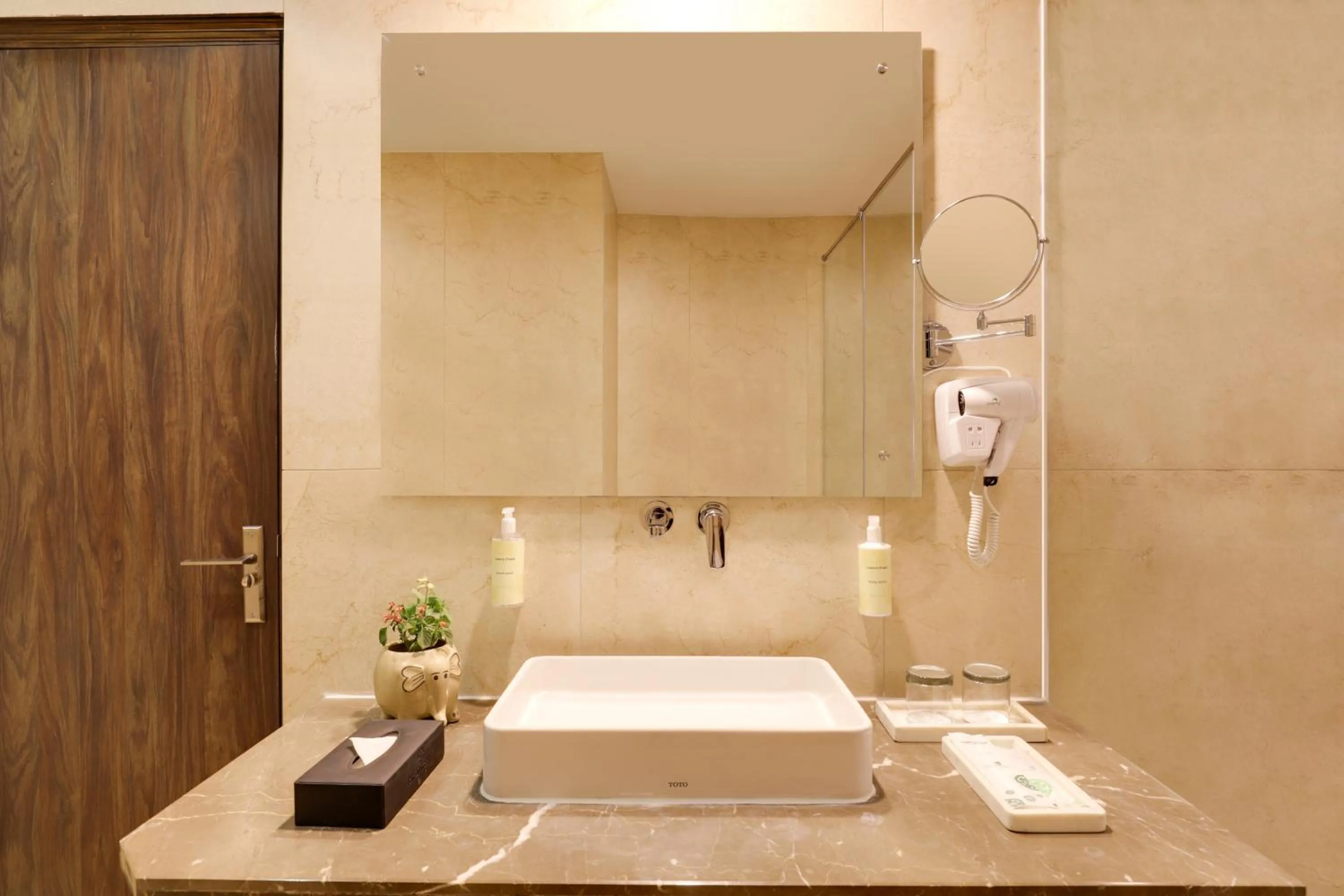 Bathroom in Lemon Tree Hotel, Kasauli