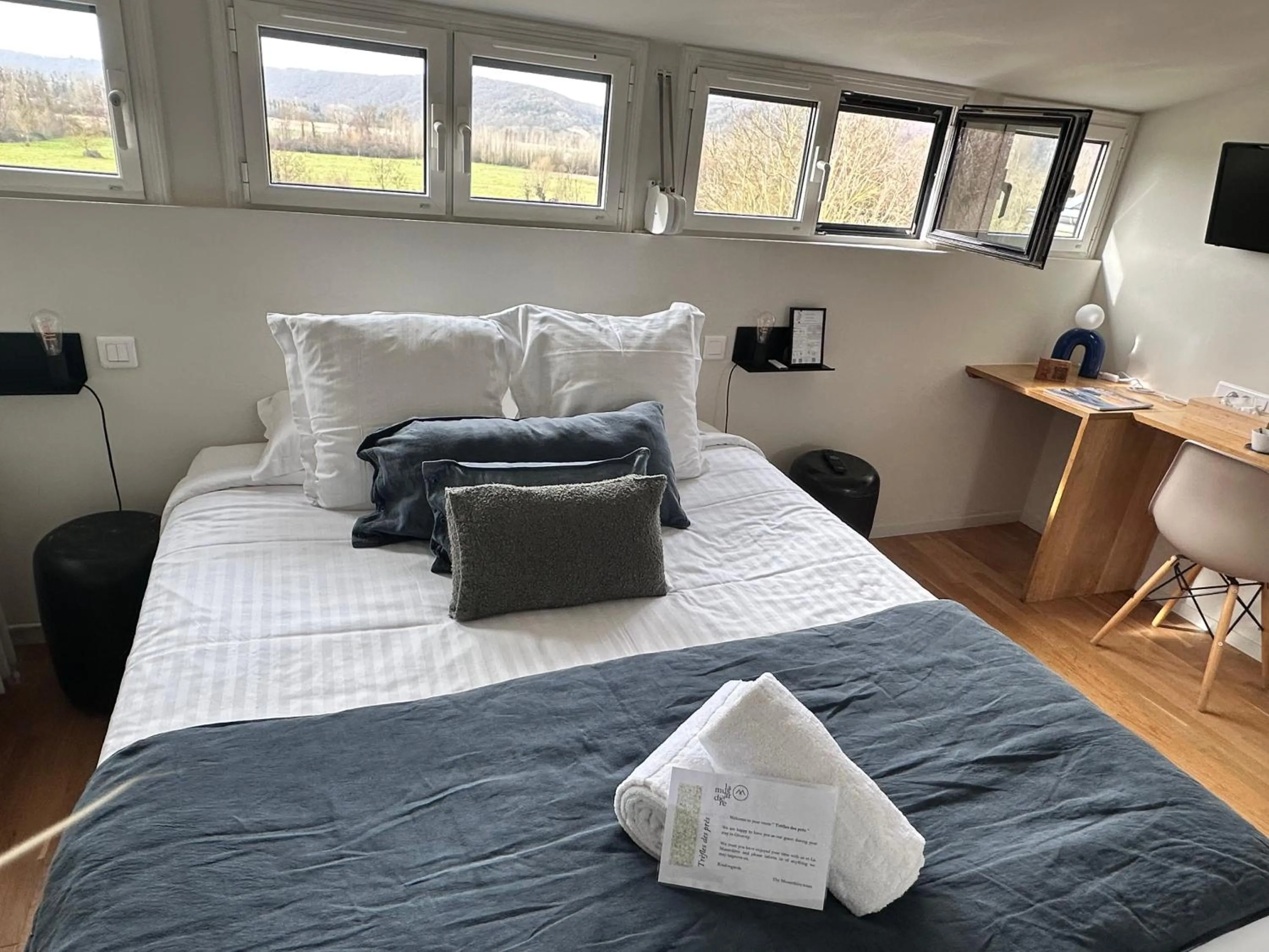 Bed in Hotel Restaurant La Musardiere