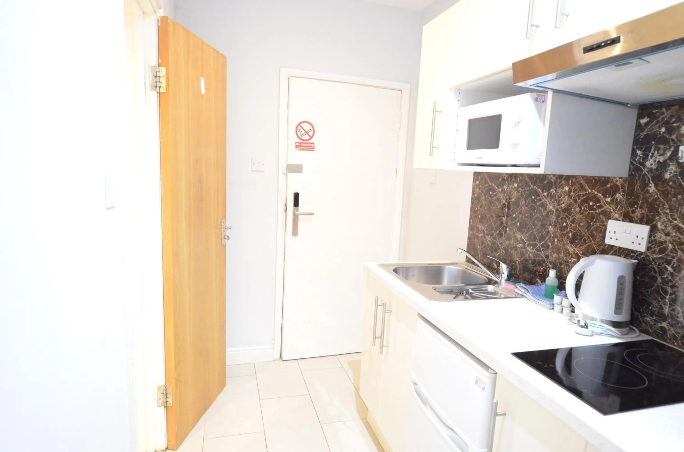 Kitchen or kitchenette in Amber Residence Hotel-Suites