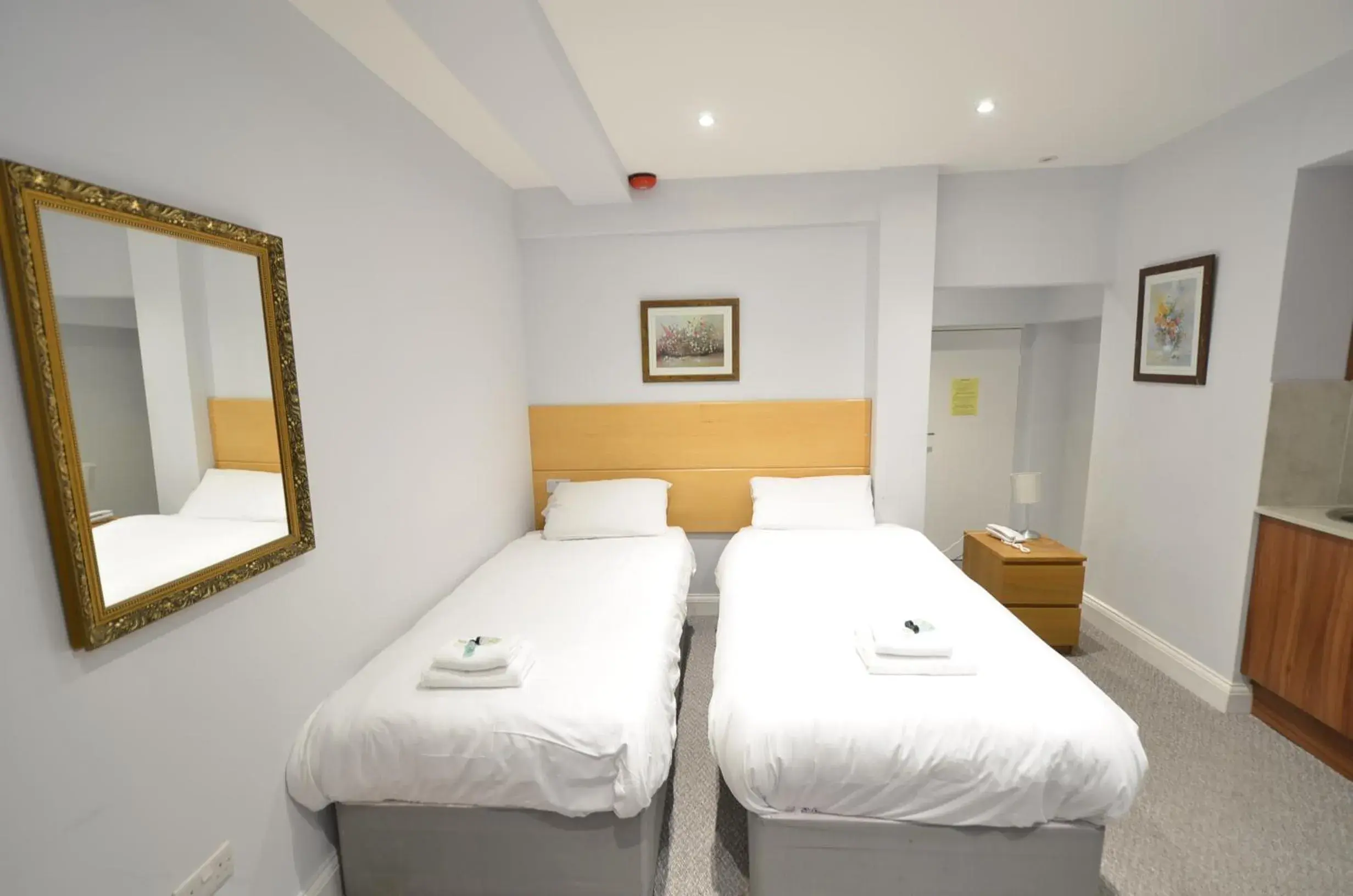 Standard Twin Room in Amber Residence Hotel-Suites Standard Twin Room in Amber Residence Hotel-Suites