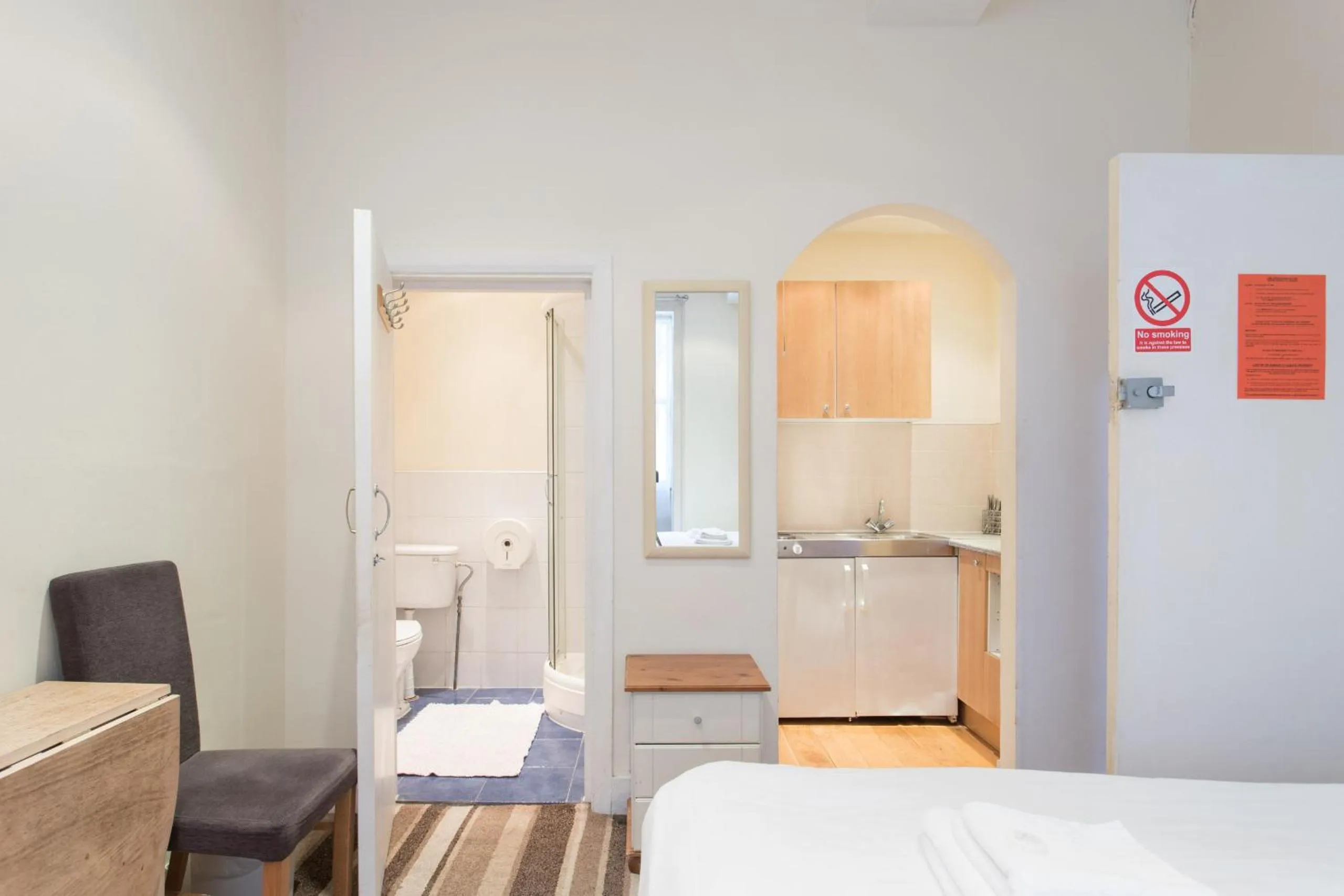 Kitchen or kitchenette, Bed in Amber Residence Hotel-Suites