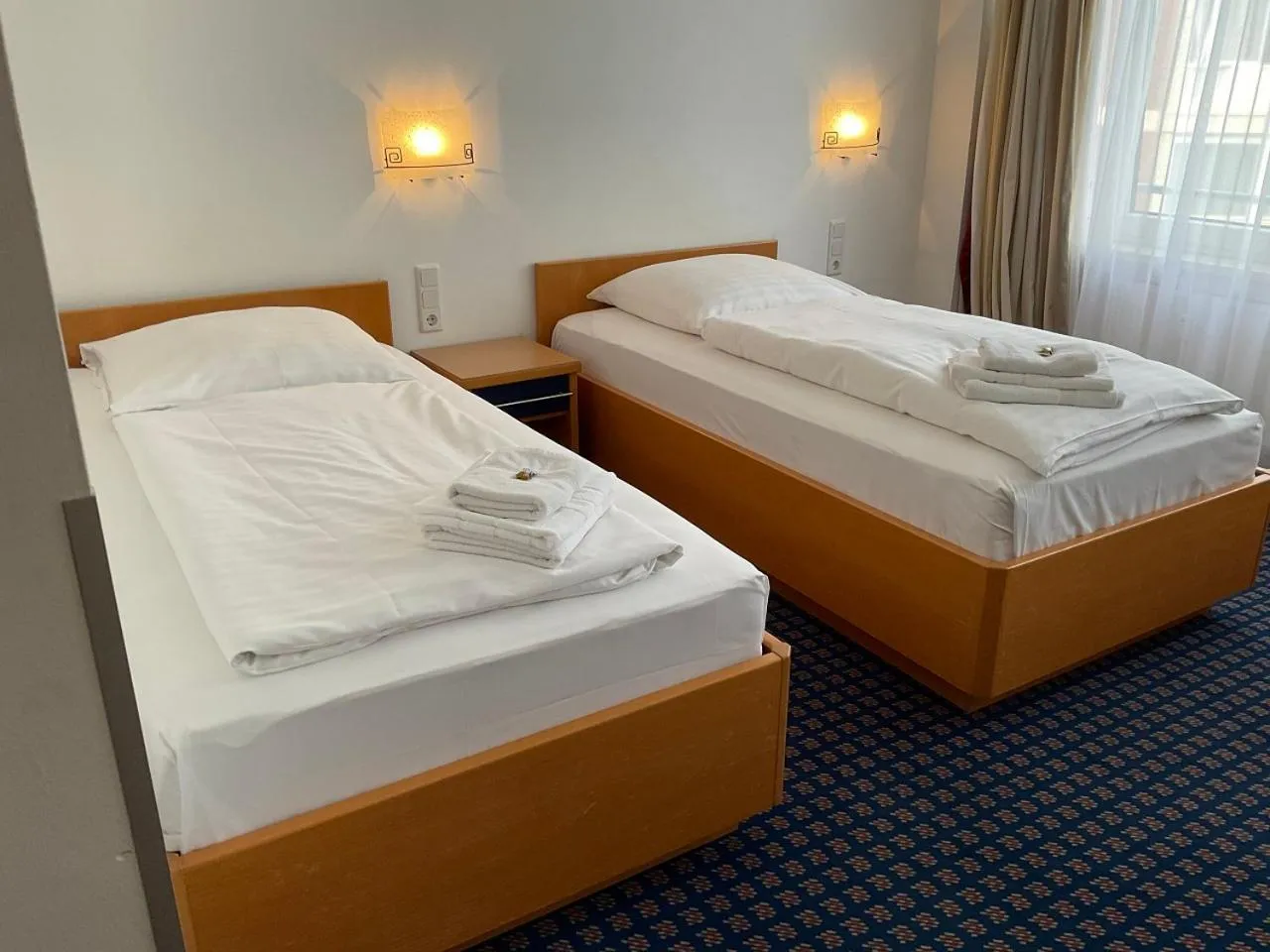 minibar, Bed in Hotel in Herrenhausen