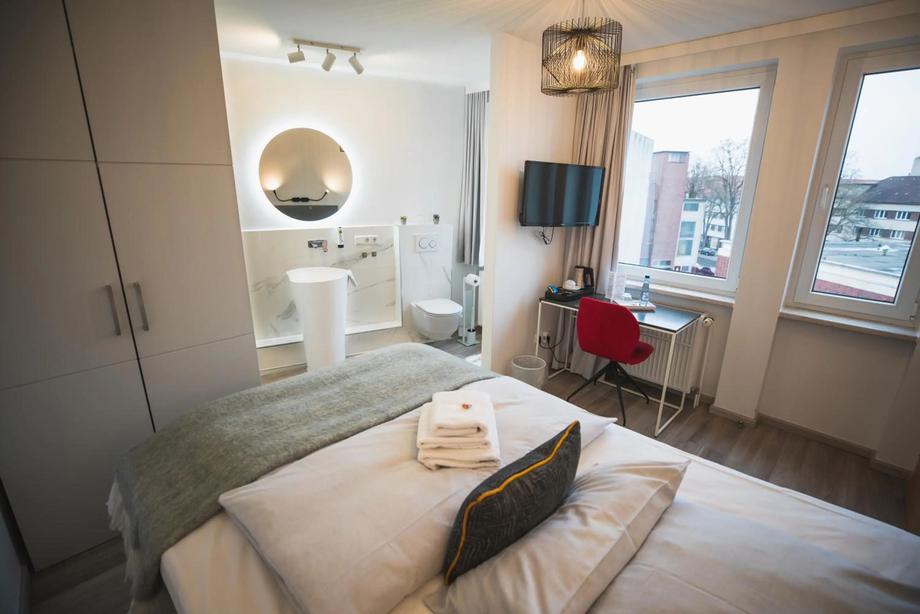 Toilet, Bed in Hotel in Herrenhausen