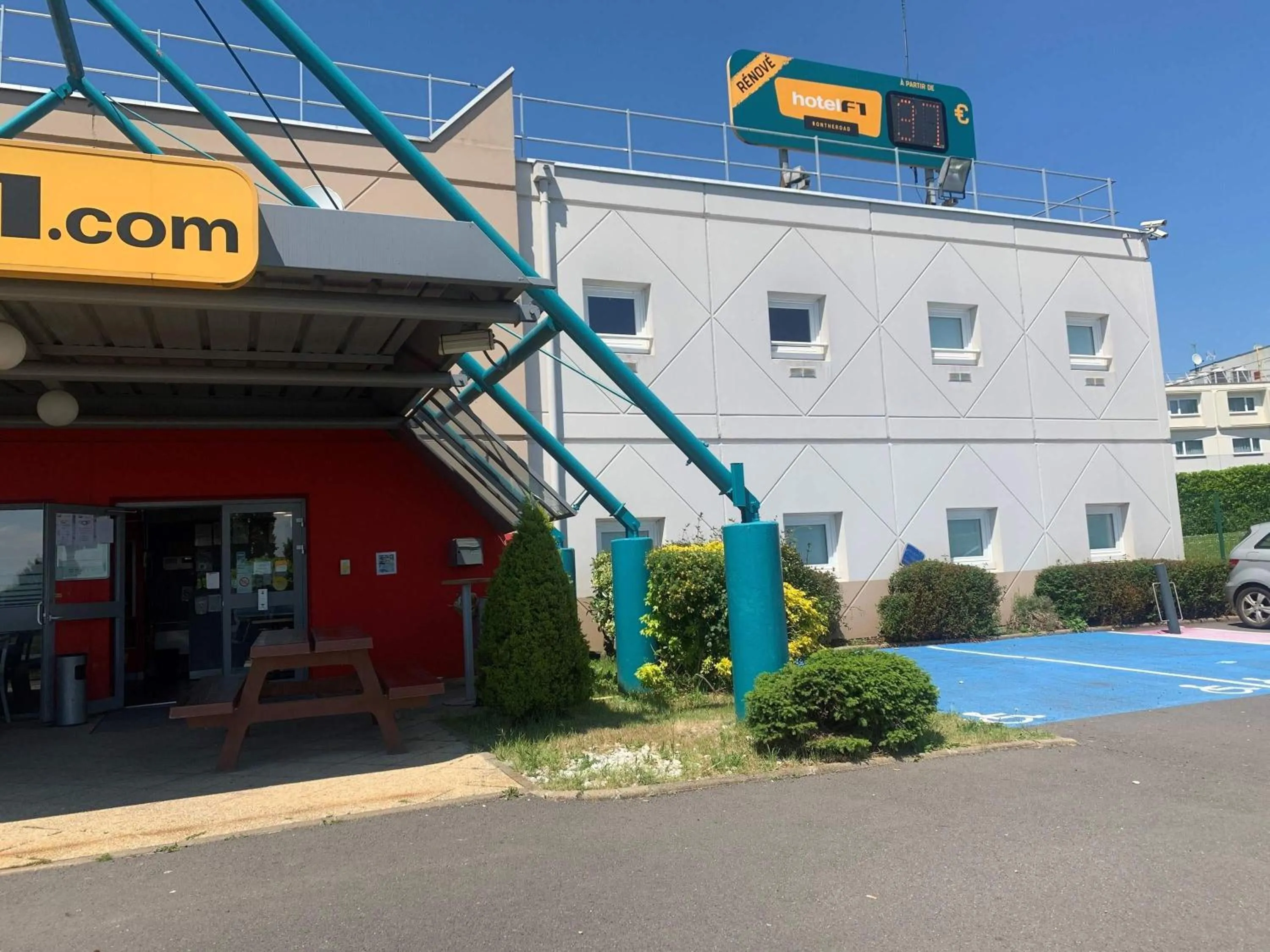 Property building in hotelF1 Saint Witz A1 Hôtel