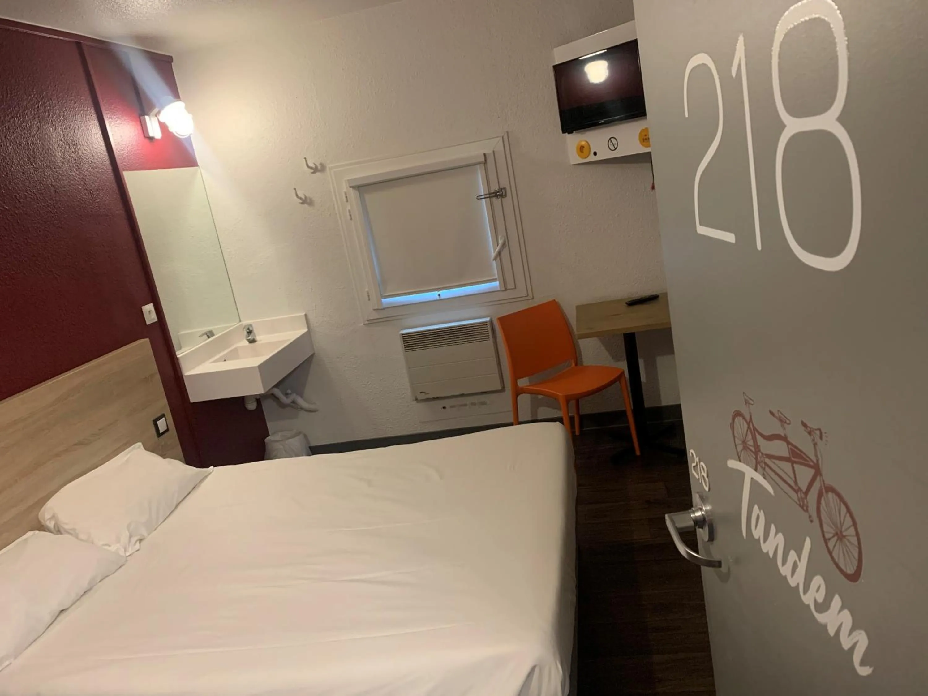 Photo of the whole room, Bed in hotelF1 Saint Witz A1 Hôtel