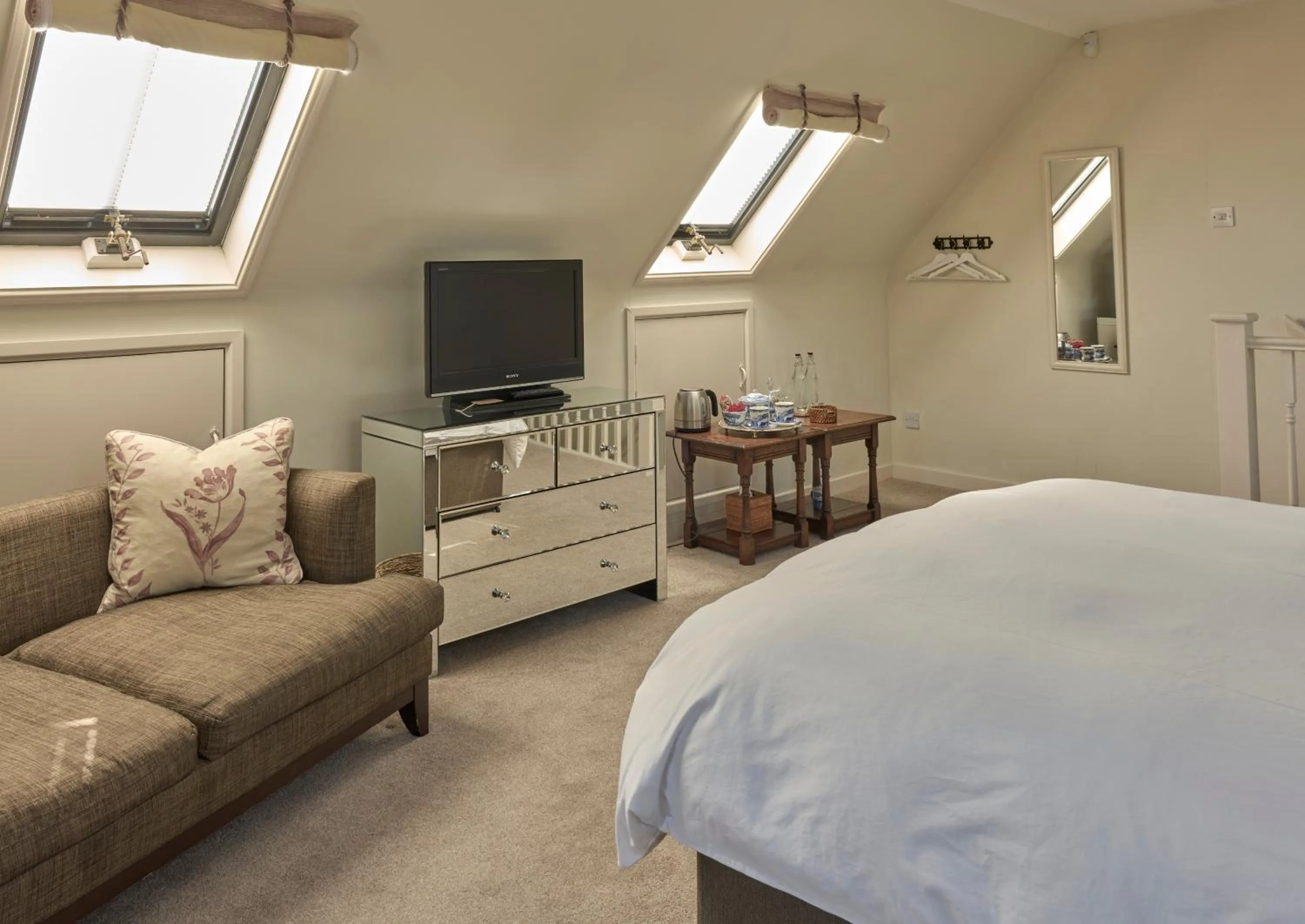 Bed in The Old School, Idbury, OX7 6RU