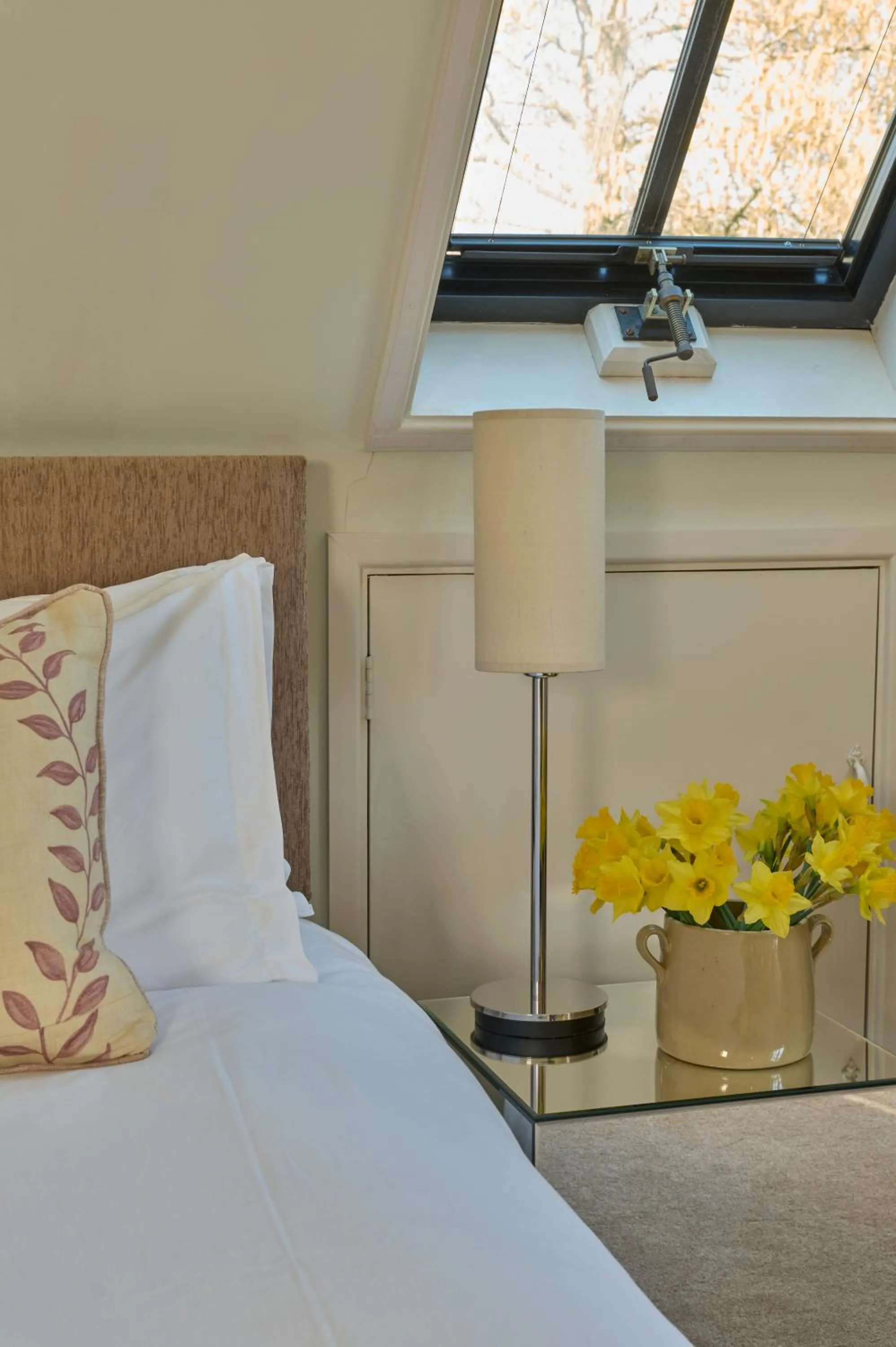 Bedroom, Bed in The Old School, Idbury, OX7 6RU