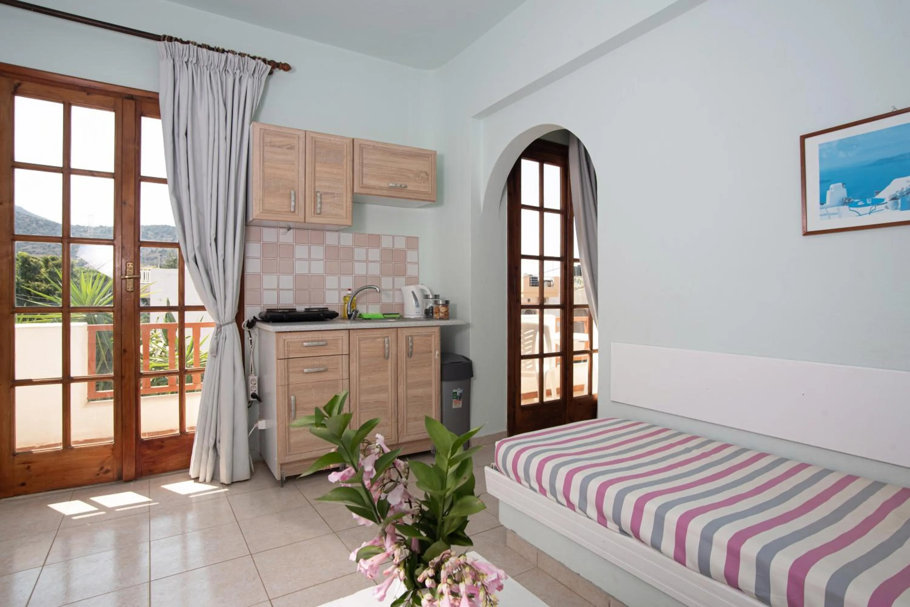 Kitchen or kitchenette, Bed in Alexandra Apartments