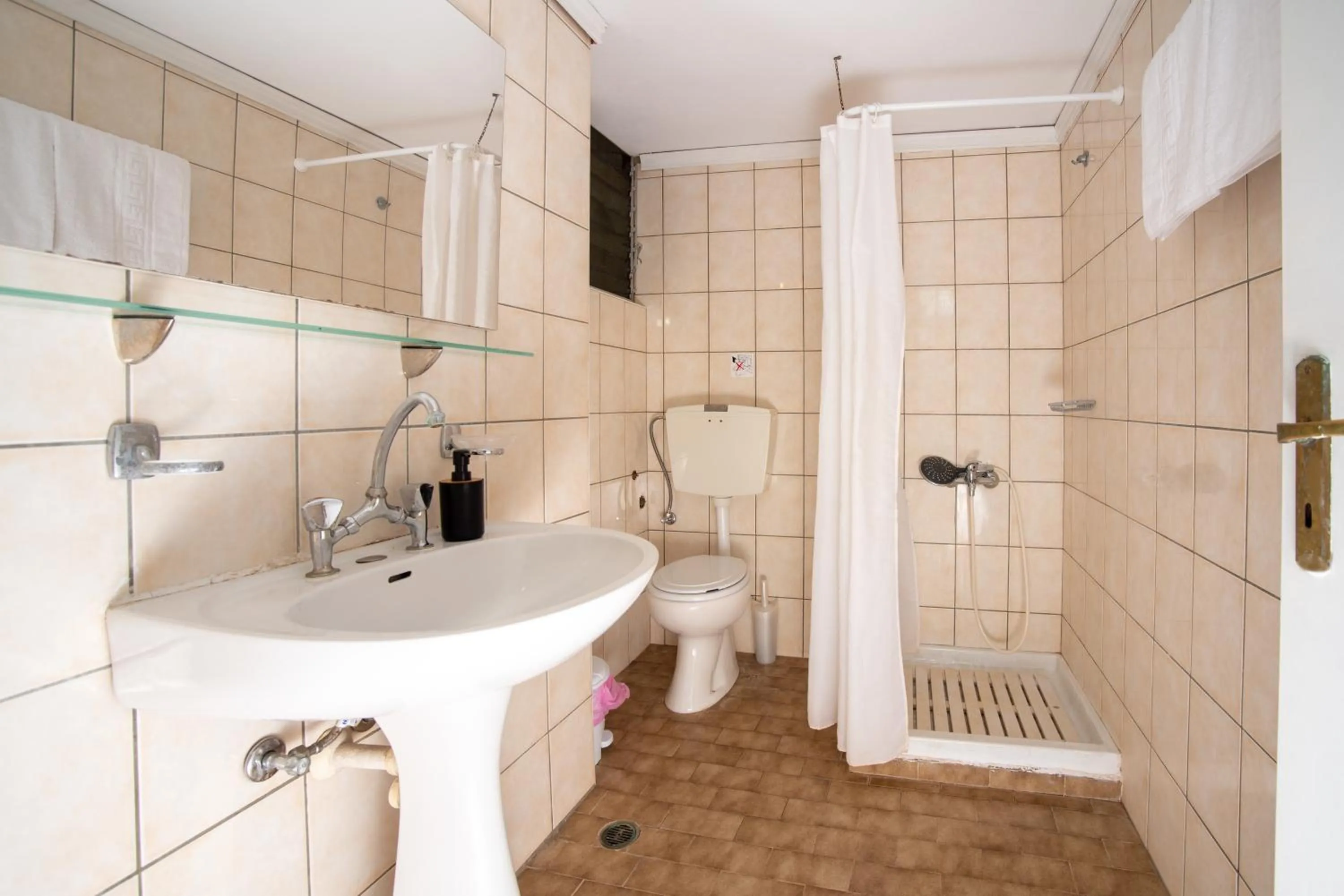 Shower in Alexandra Apartments