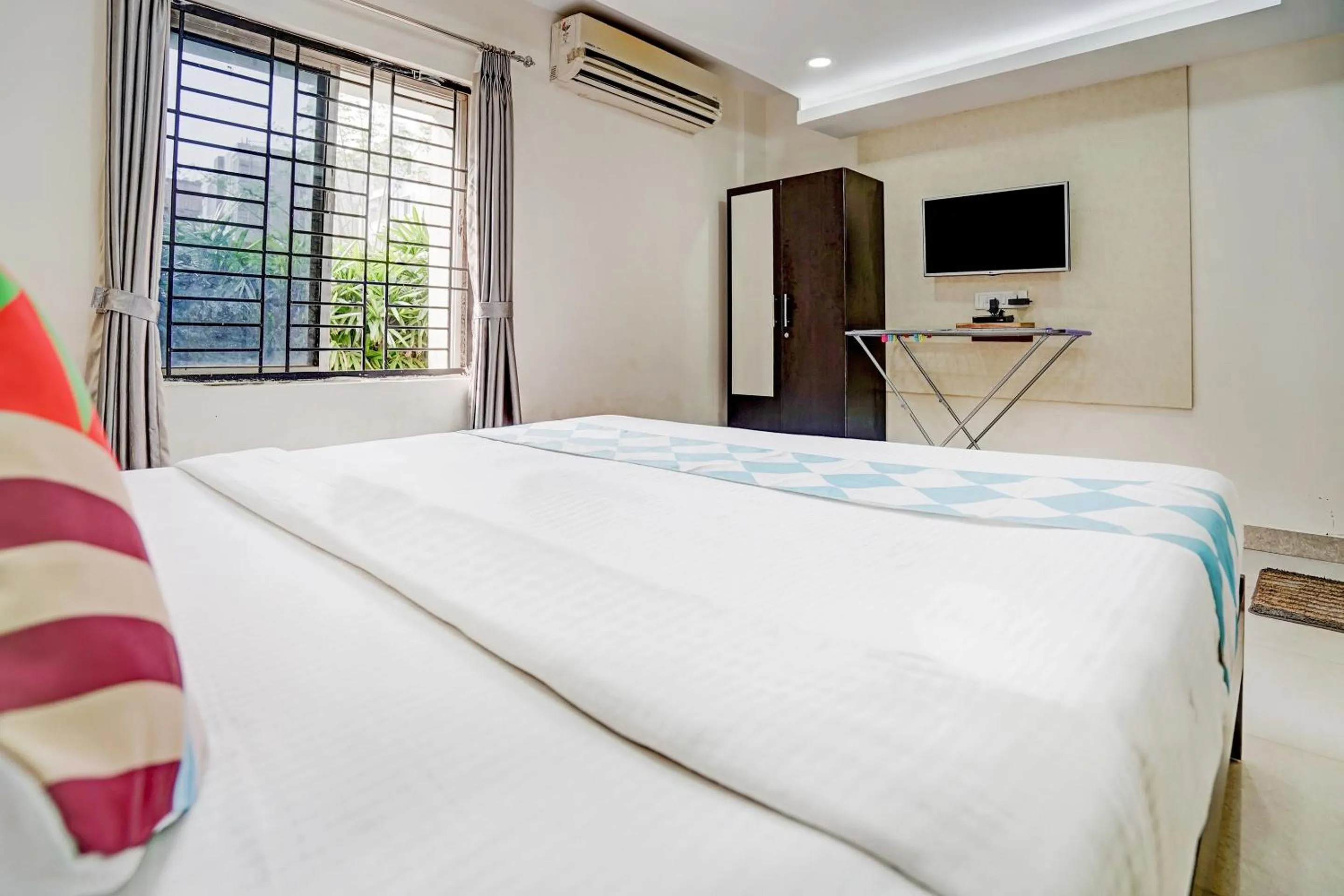 Bedroom, Bed in Capital O Sayhallo Prime Residency