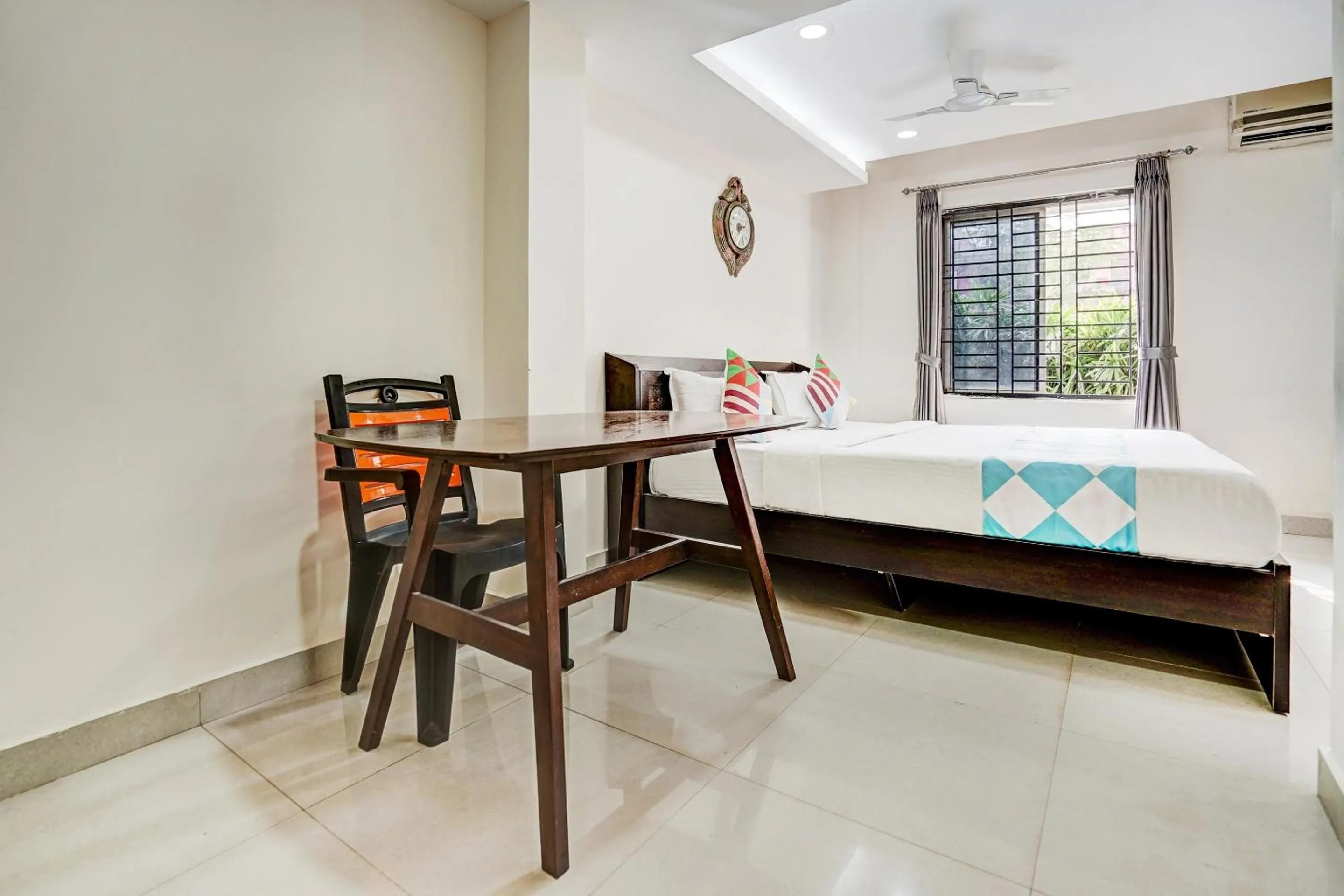 Bedroom, Bed in Capital O Sayhallo Prime Residency