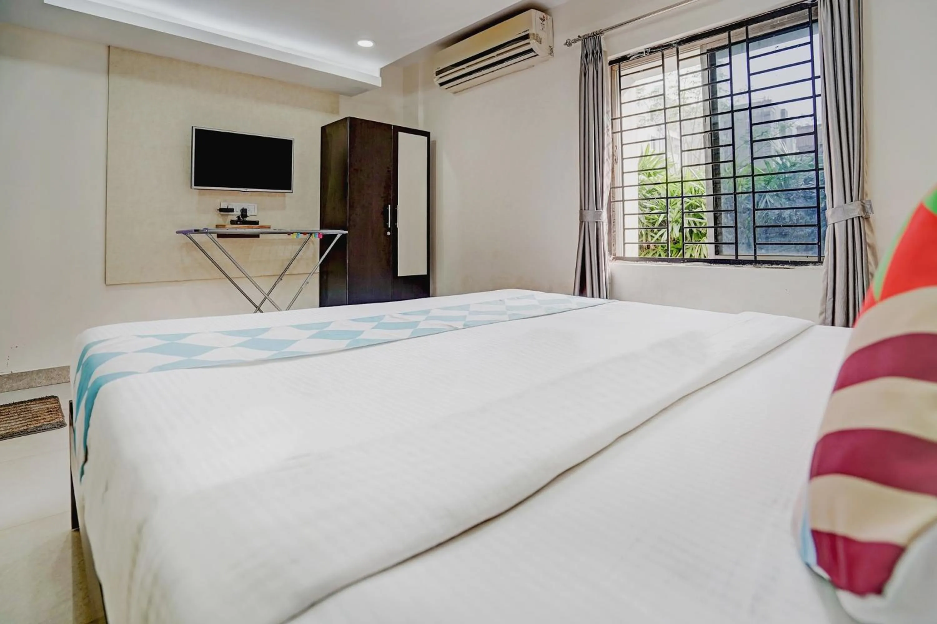 Bedroom, Bed in Capital O Sayhallo Prime Residency