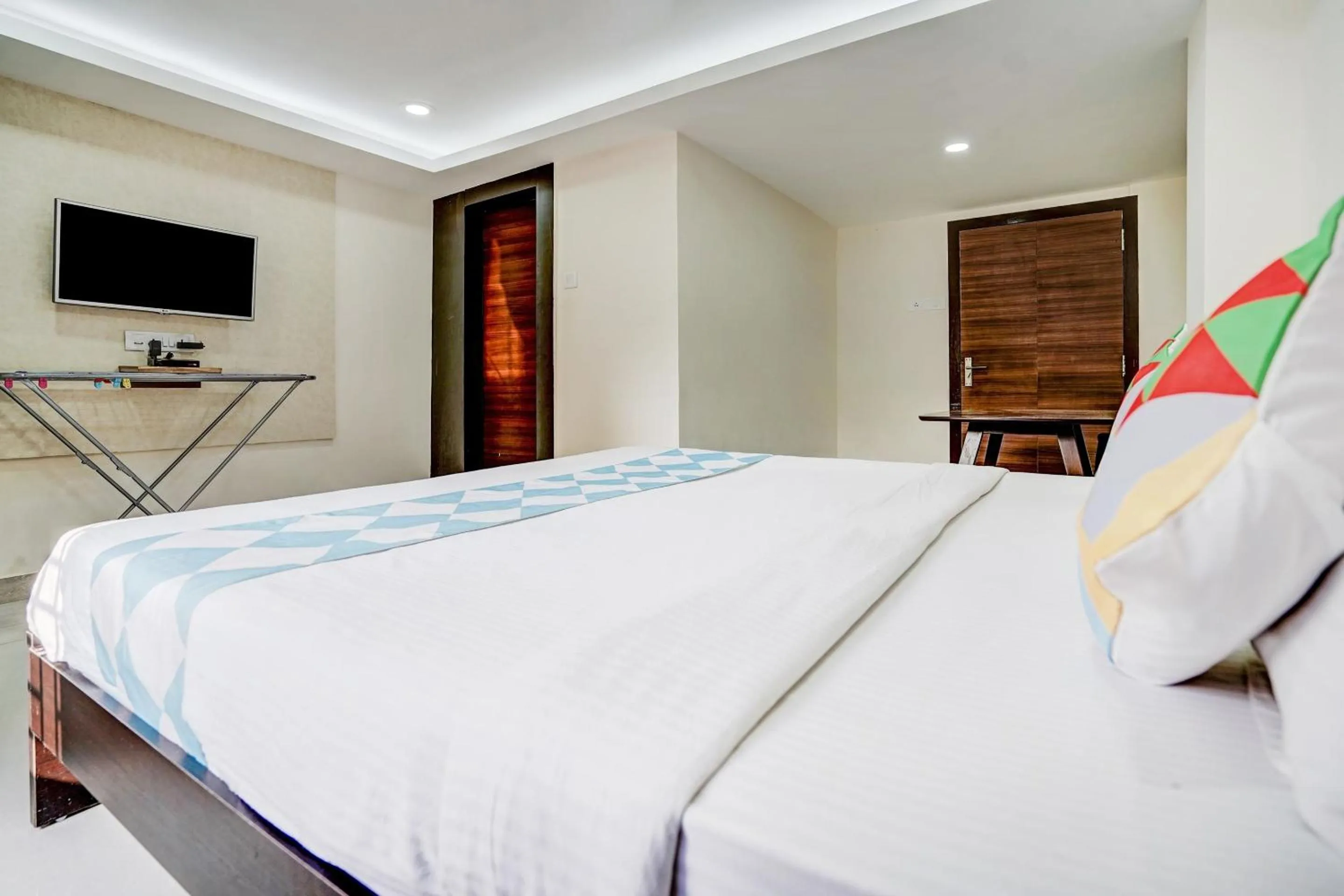 Bedroom, Bed in Capital O Sayhallo Prime Residency