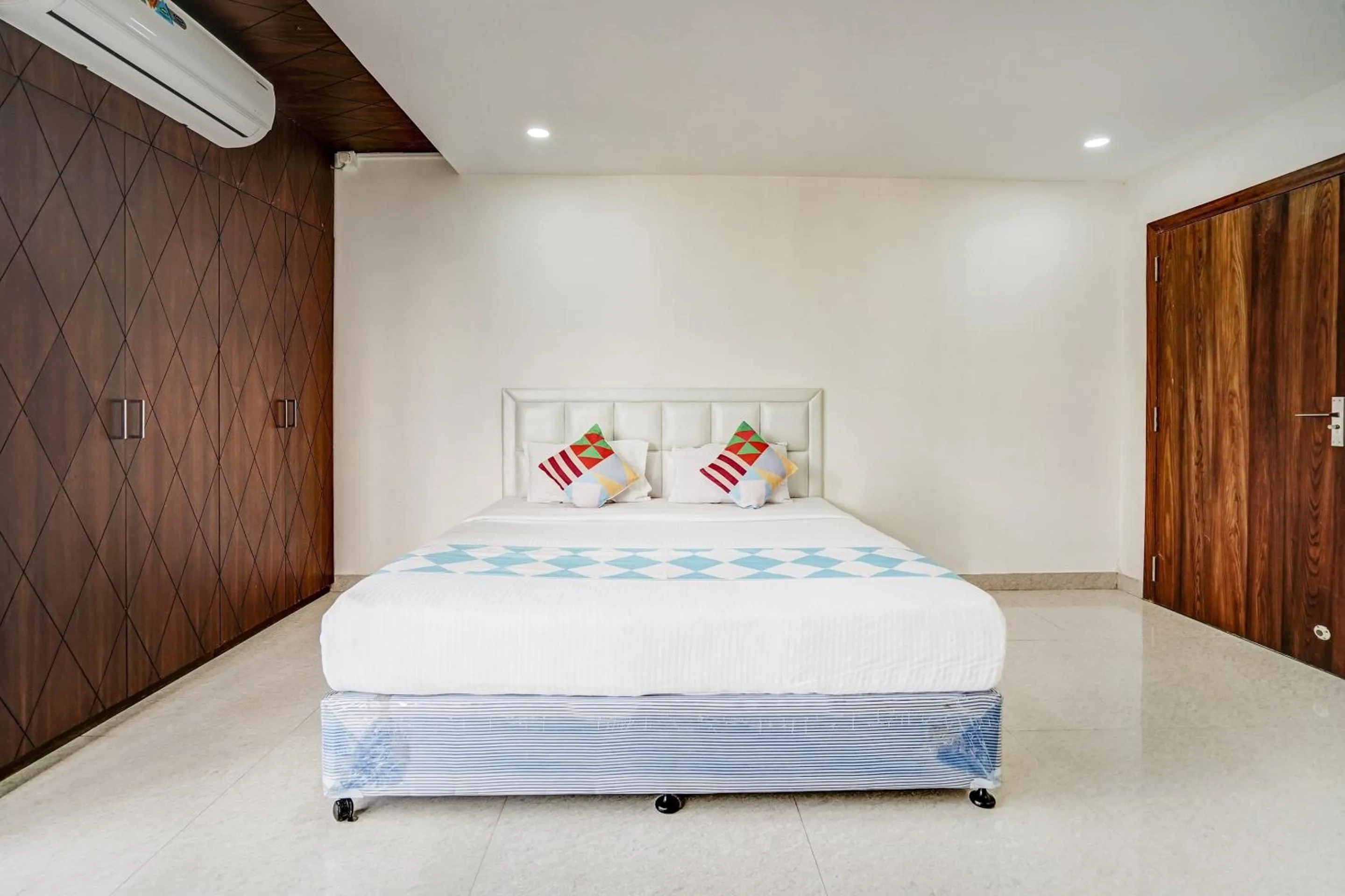 Bedroom, Bed in Capital O Sayhallo Prime Residency