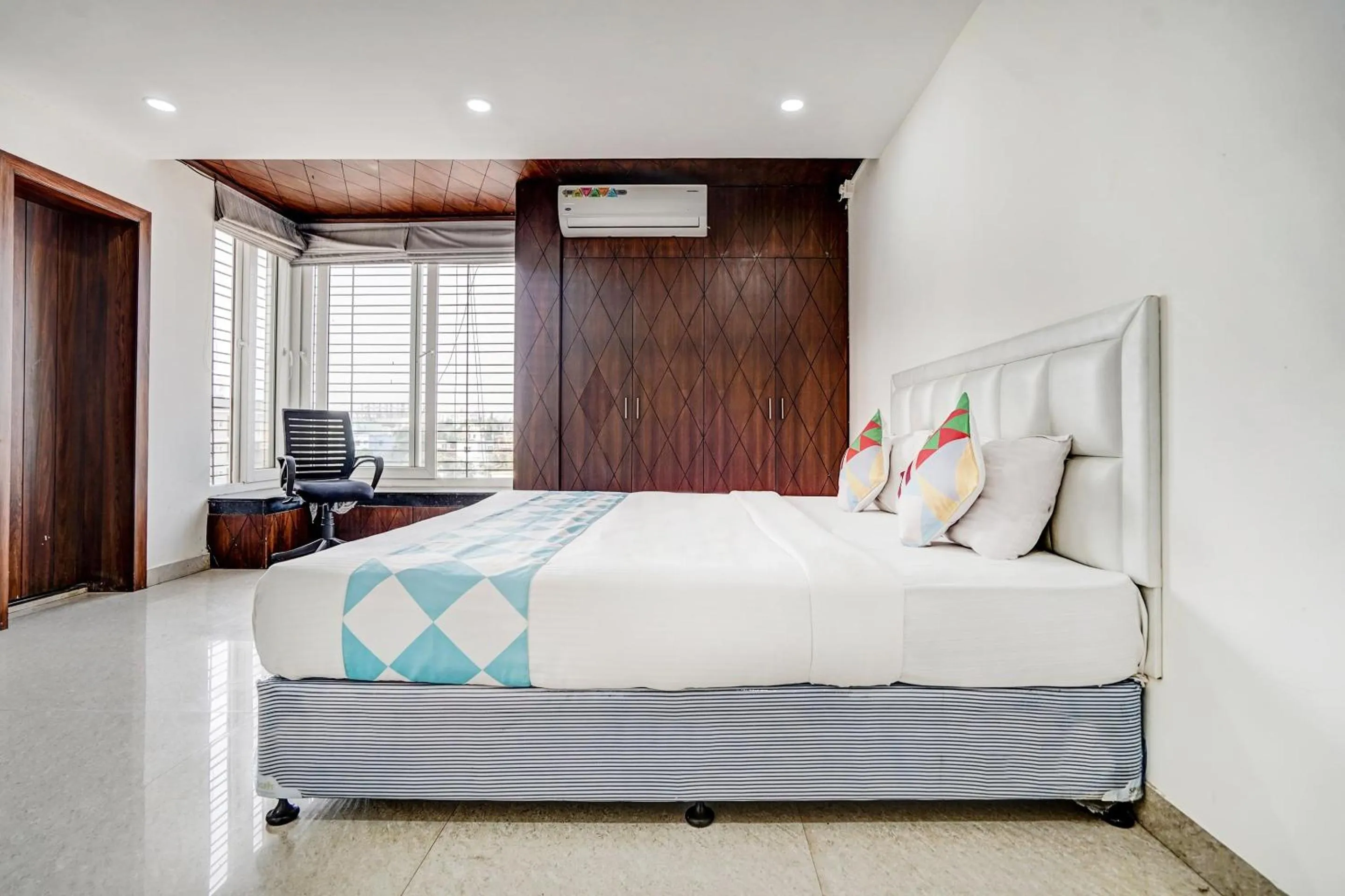 Bedroom, Bed in Capital O Sayhallo Prime Residency