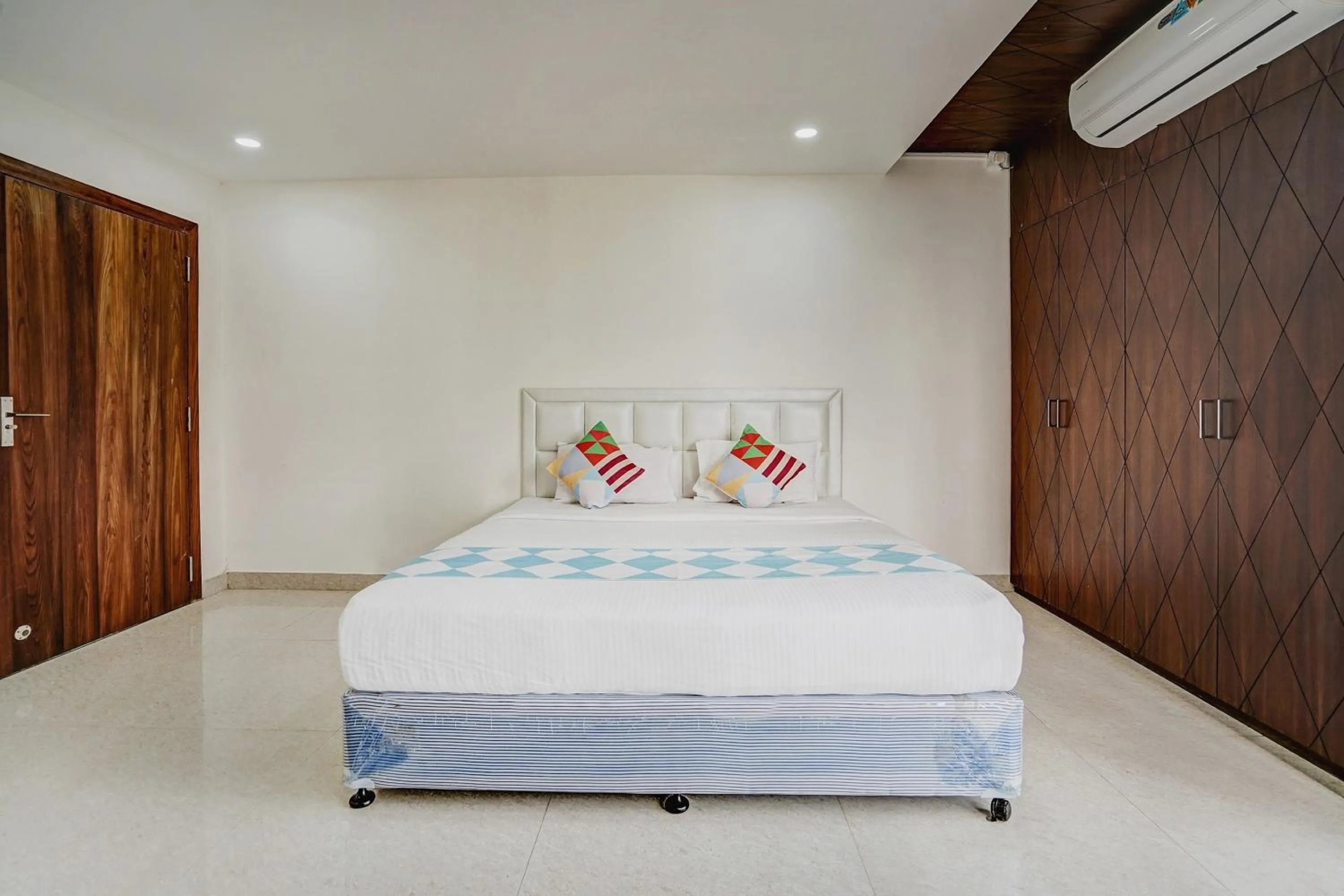 Bedroom, Bed in Capital O Sayhallo Prime Residency