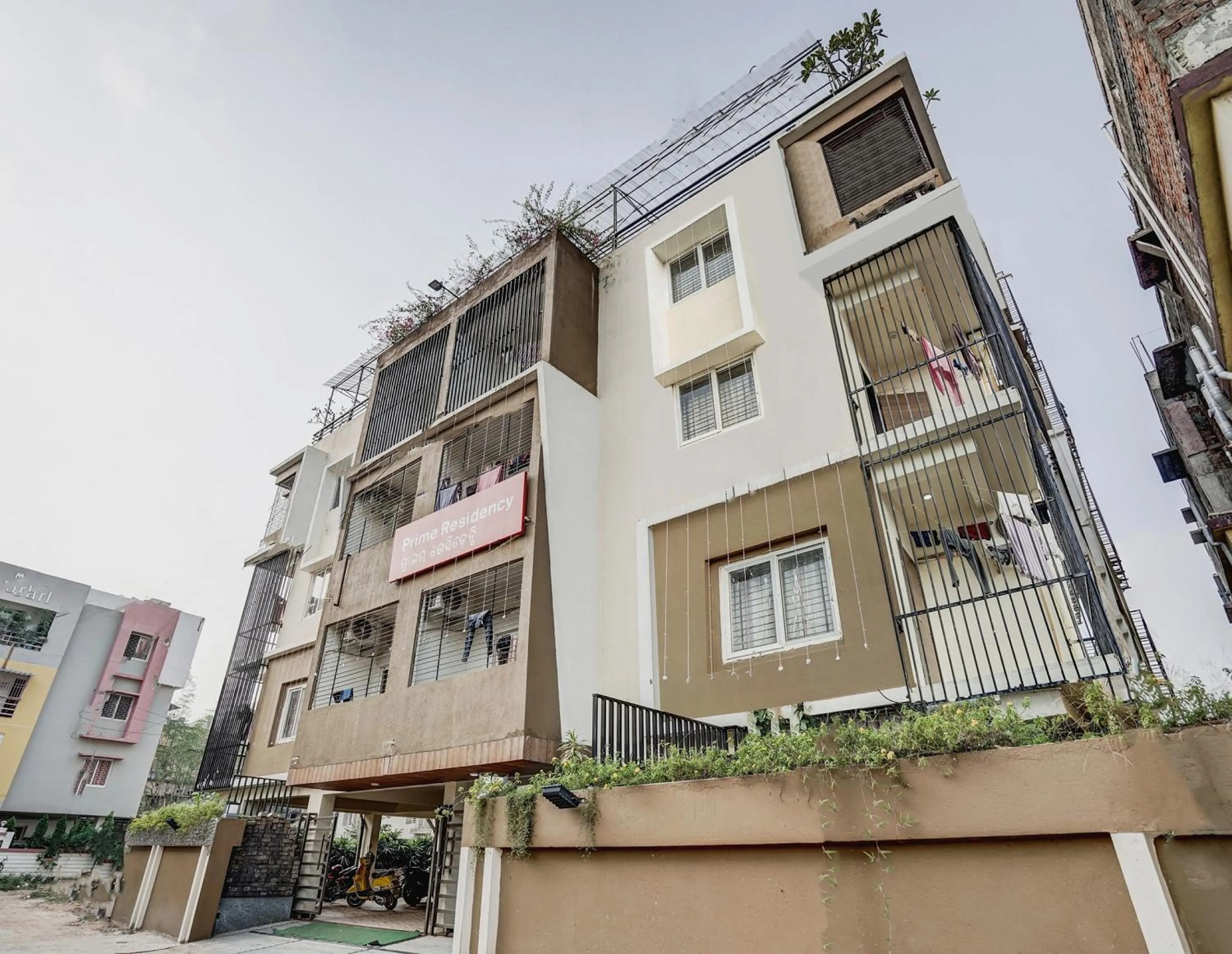 Facade/entrance in Capital O Sayhallo Prime Residency