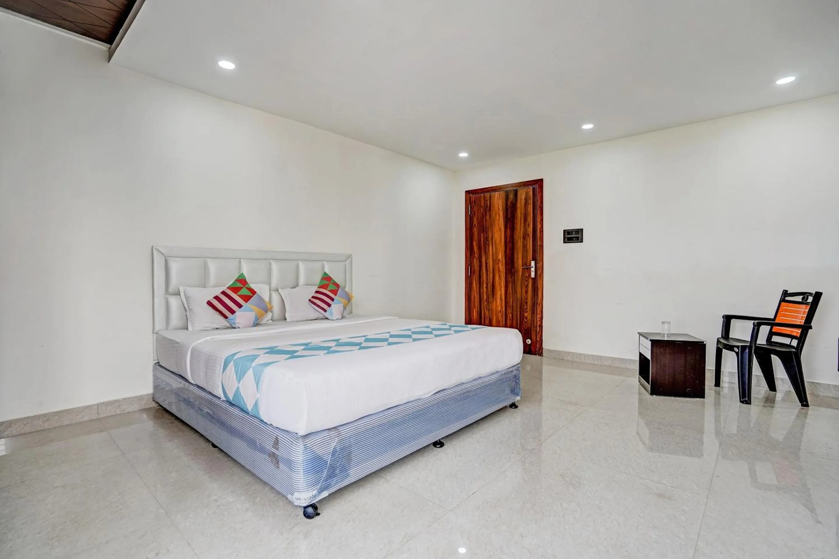 Bedroom, Bed in Capital O Sayhallo Prime Residency