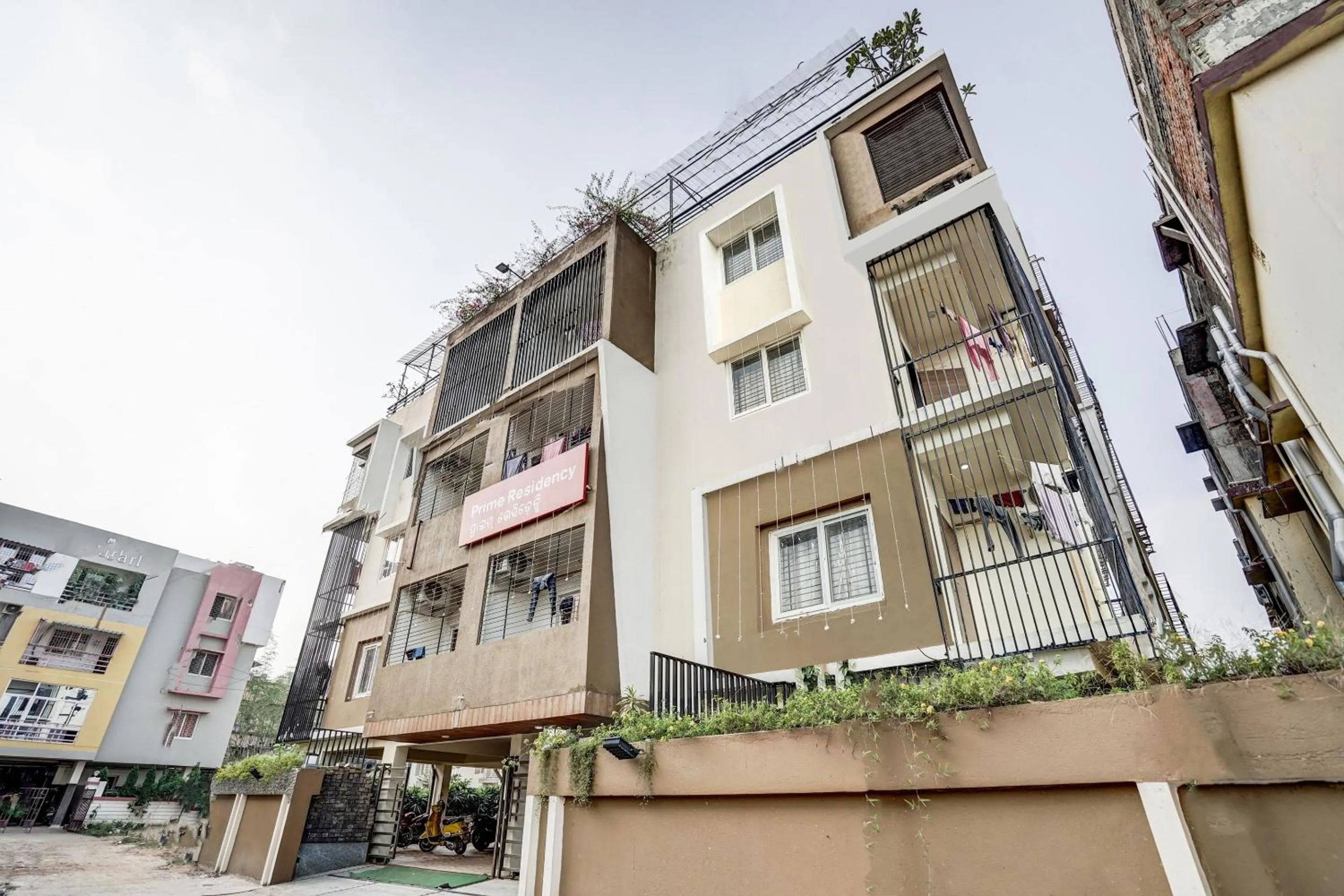 Facade/entrance in Capital O Sayhallo Prime Residency