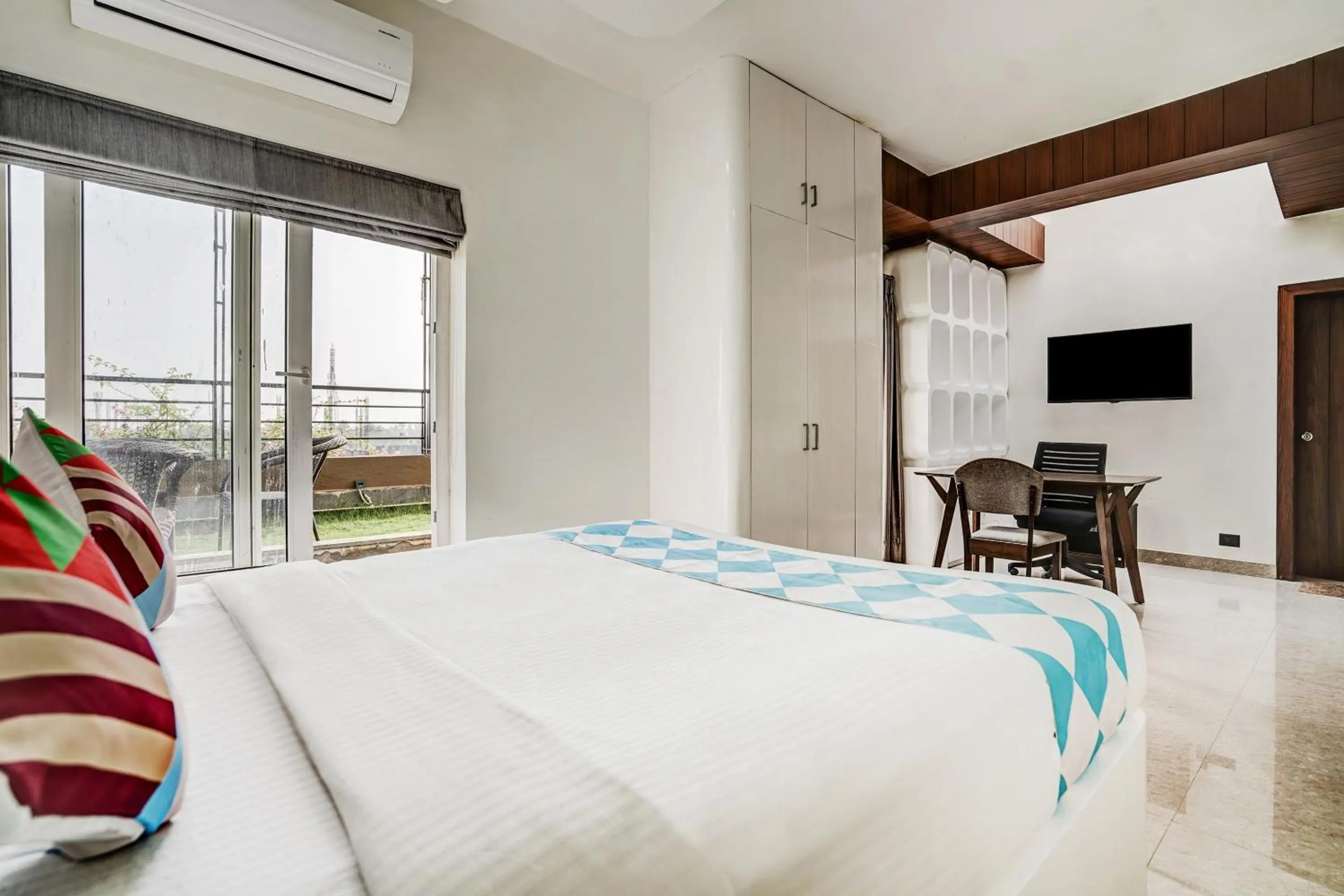 Bedroom, Bed in Capital O Sayhallo Prime Residency