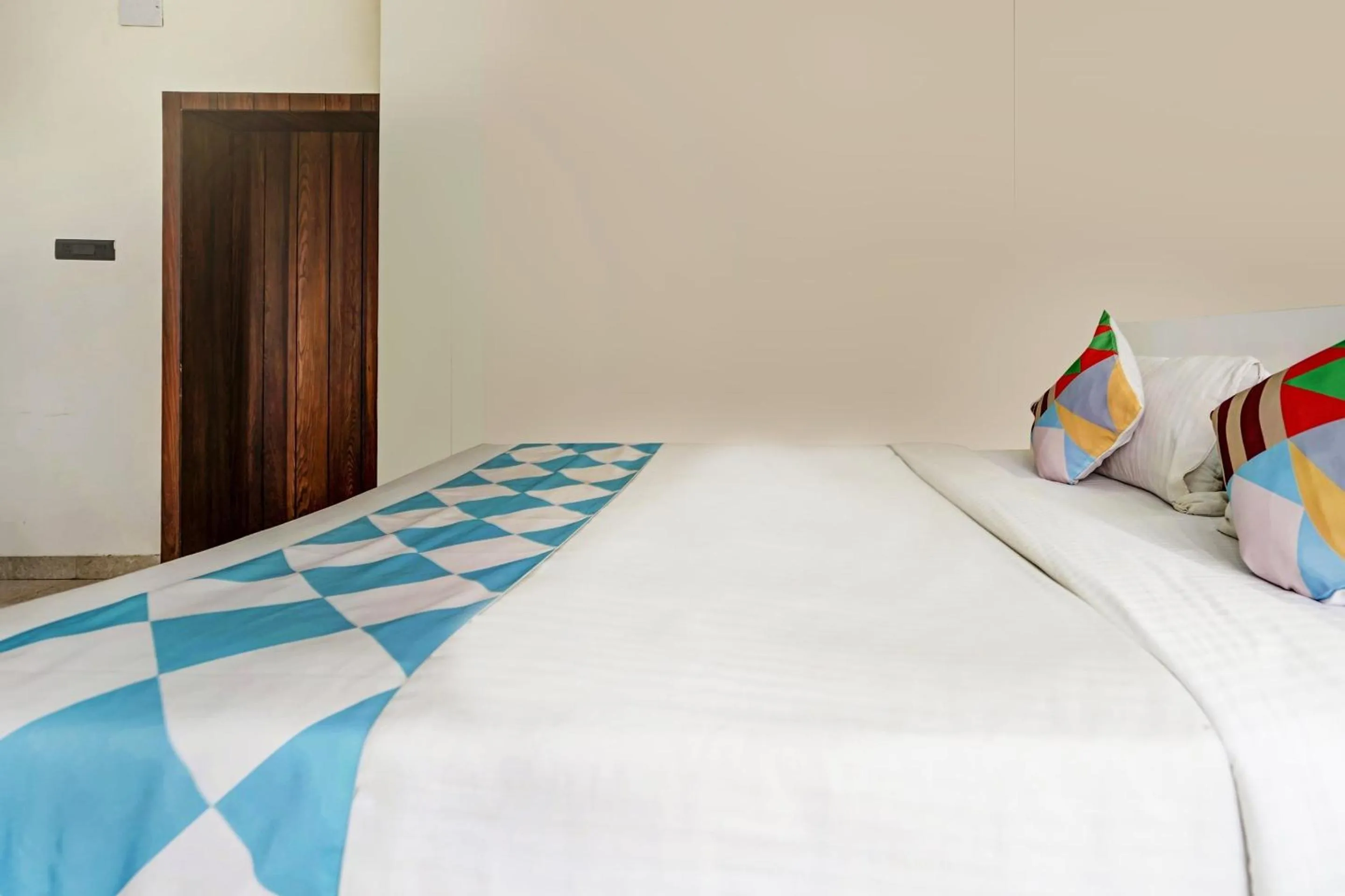 Bedroom, Bed in Capital O Sayhallo Prime Residency