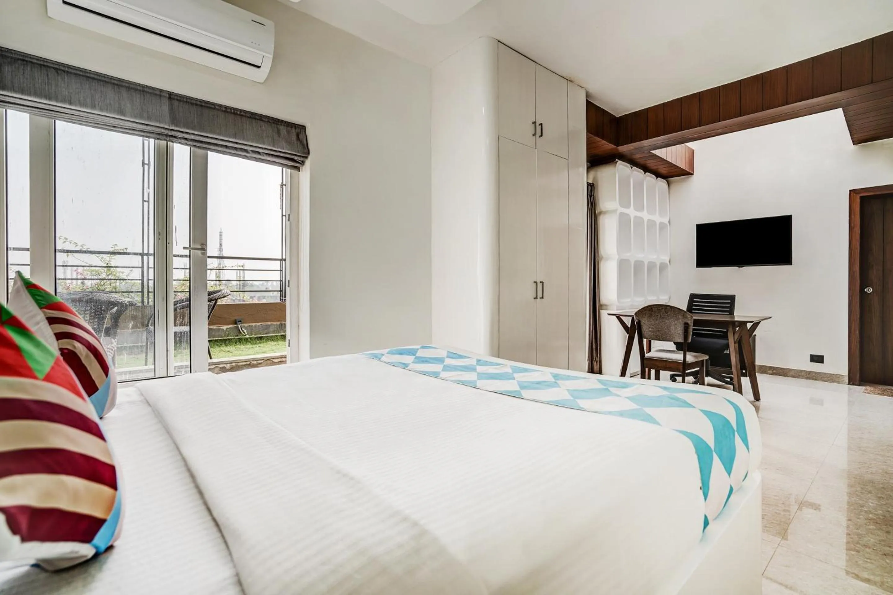 Bedroom, Bed in Capital O Sayhallo Prime Residency