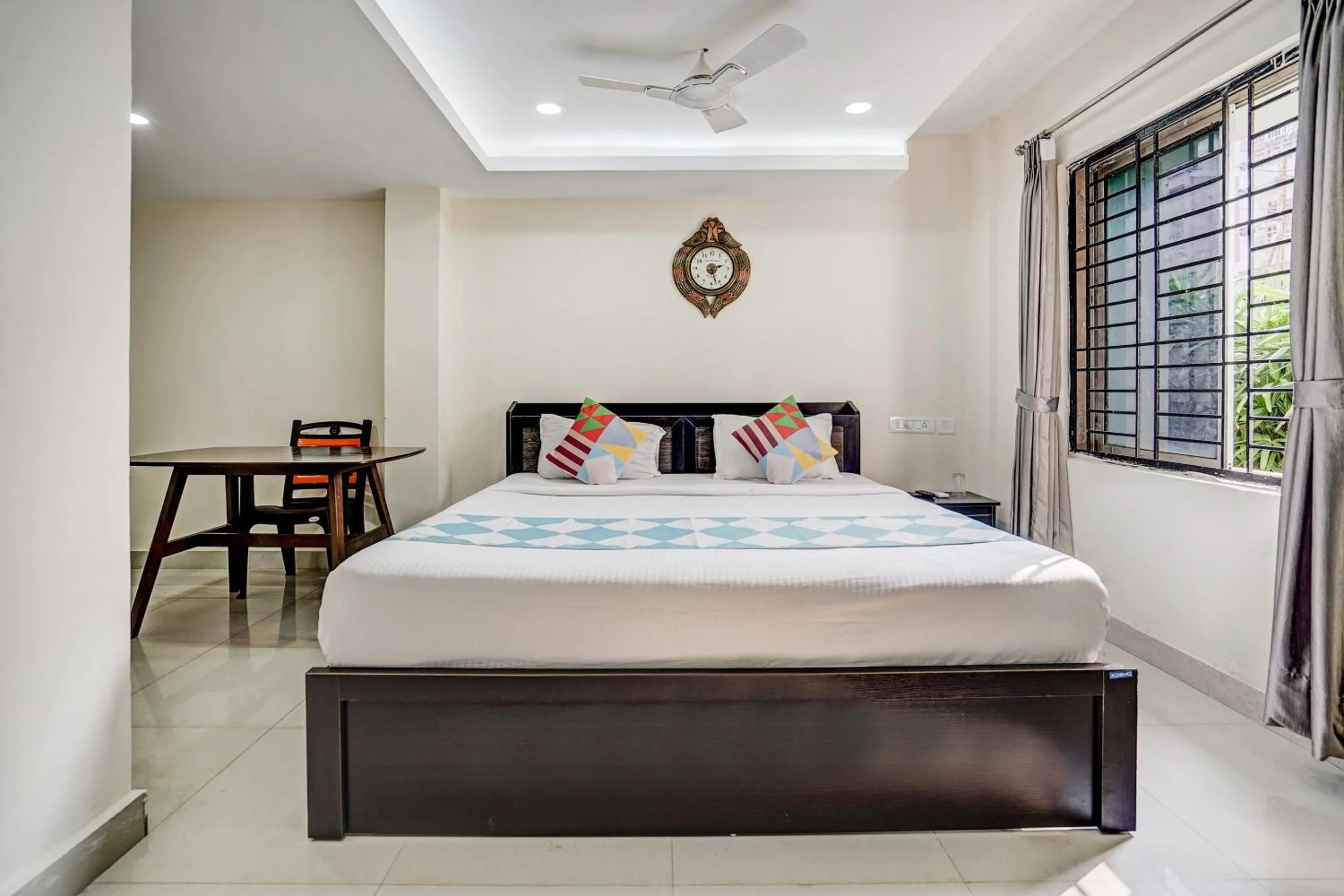 Bedroom, Bed in Capital O Sayhallo Prime Residency