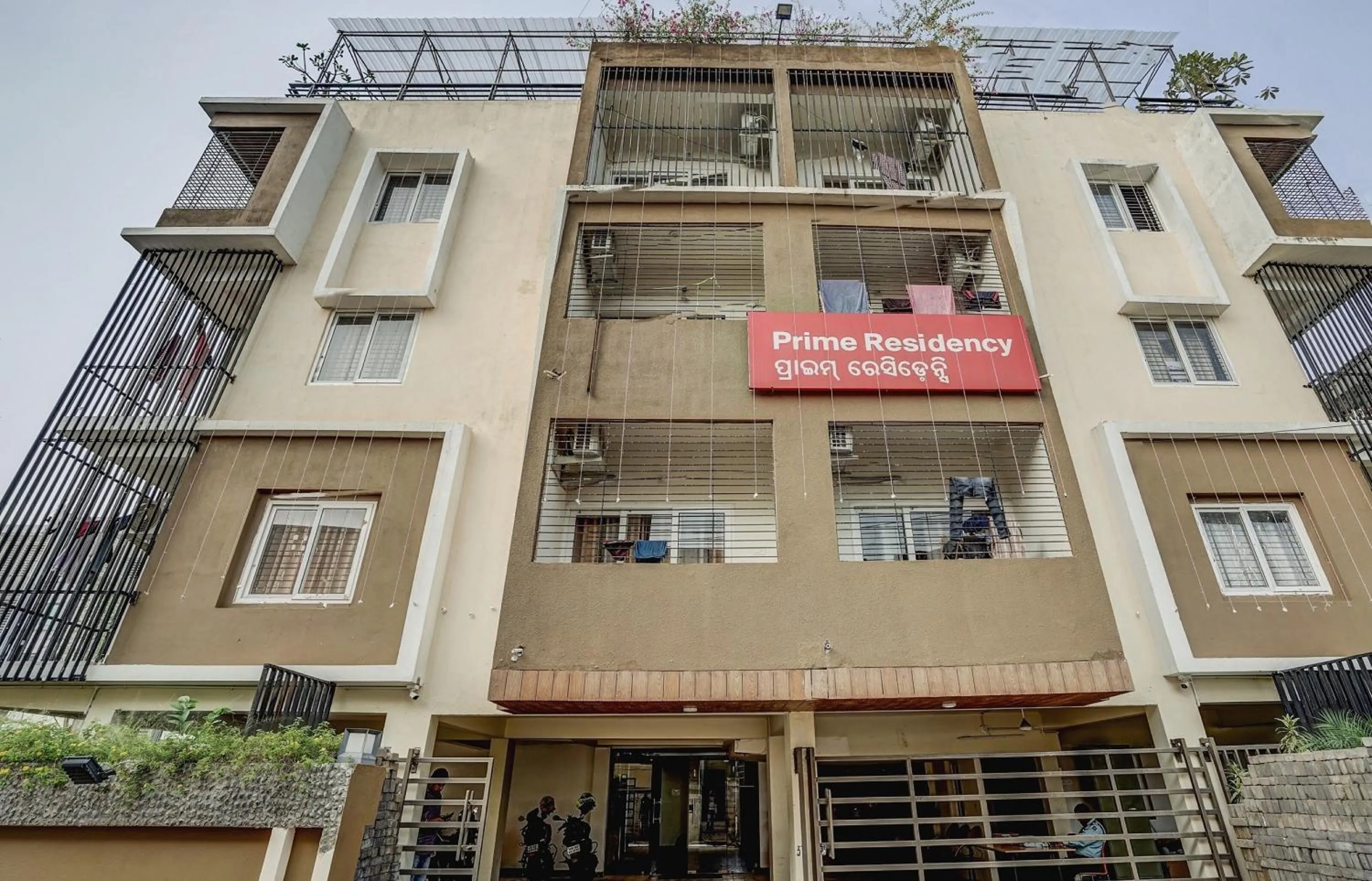 Facade/entrance in Capital O Sayhallo Prime Residency