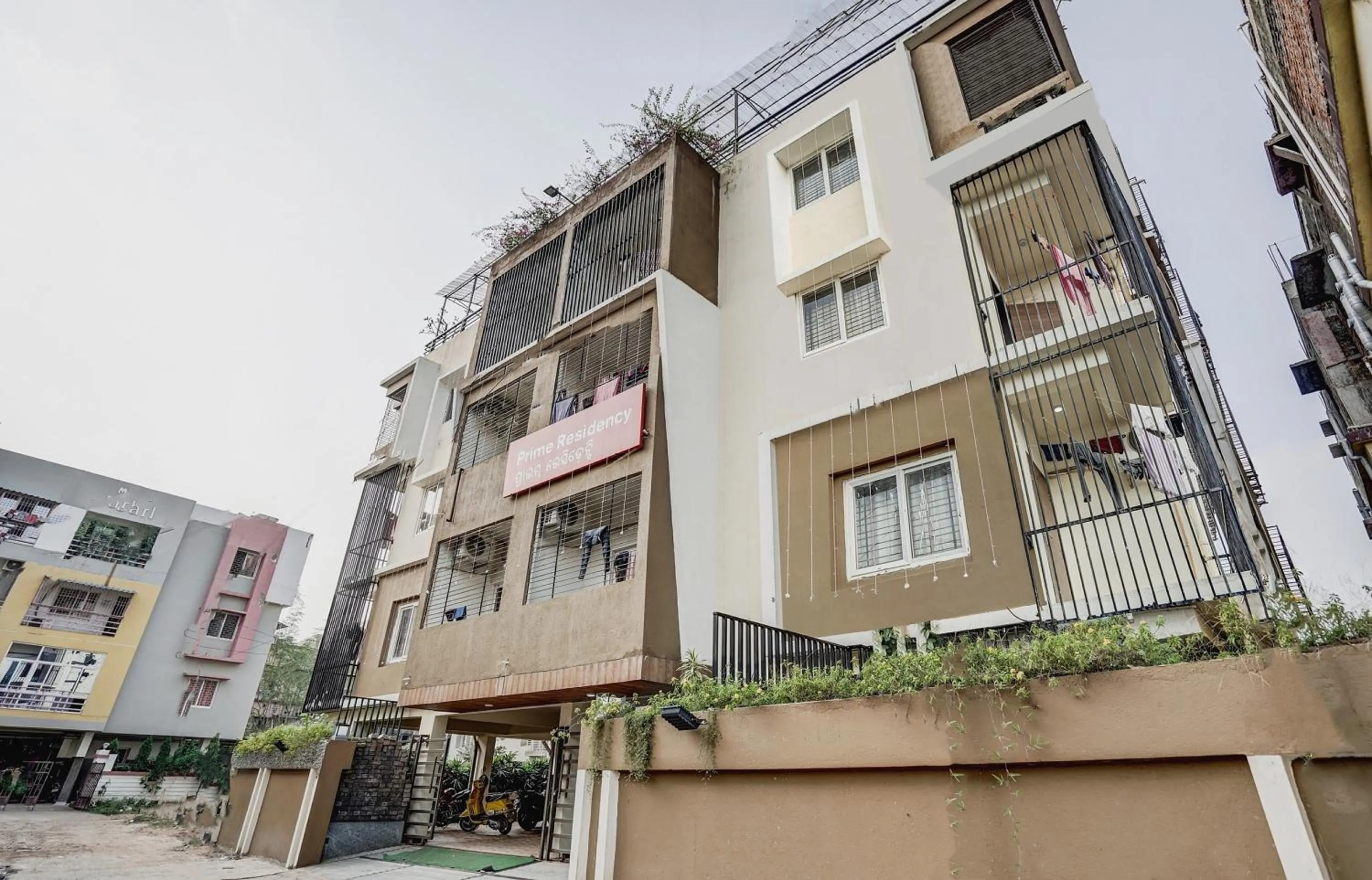 Facade/entrance in Capital O Sayhallo Prime Residency