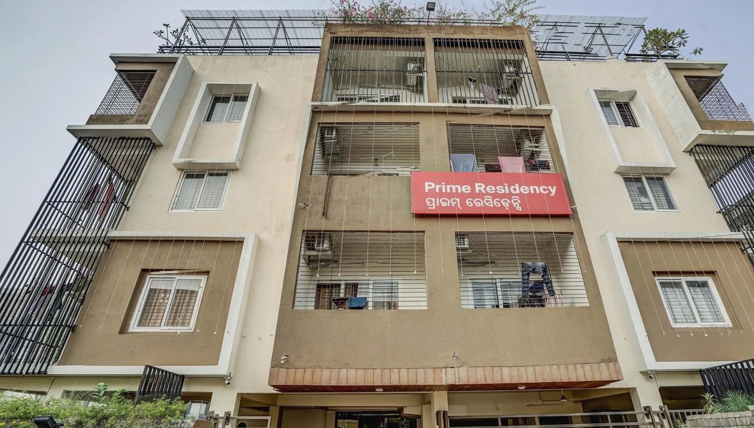 Facade/entrance in Capital O Sayhallo Prime Residency