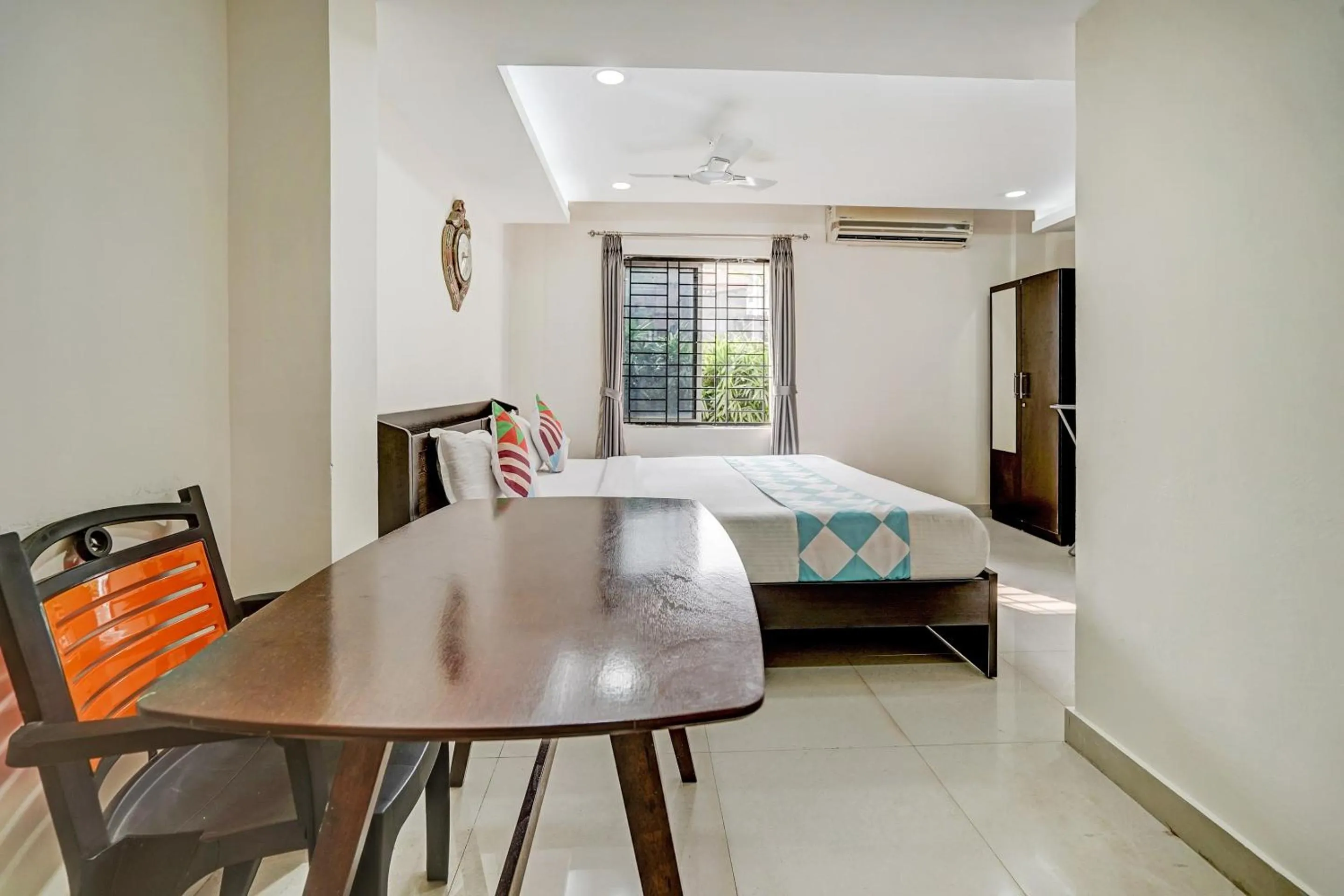 Bedroom, Bed in Capital O Sayhallo Prime Residency