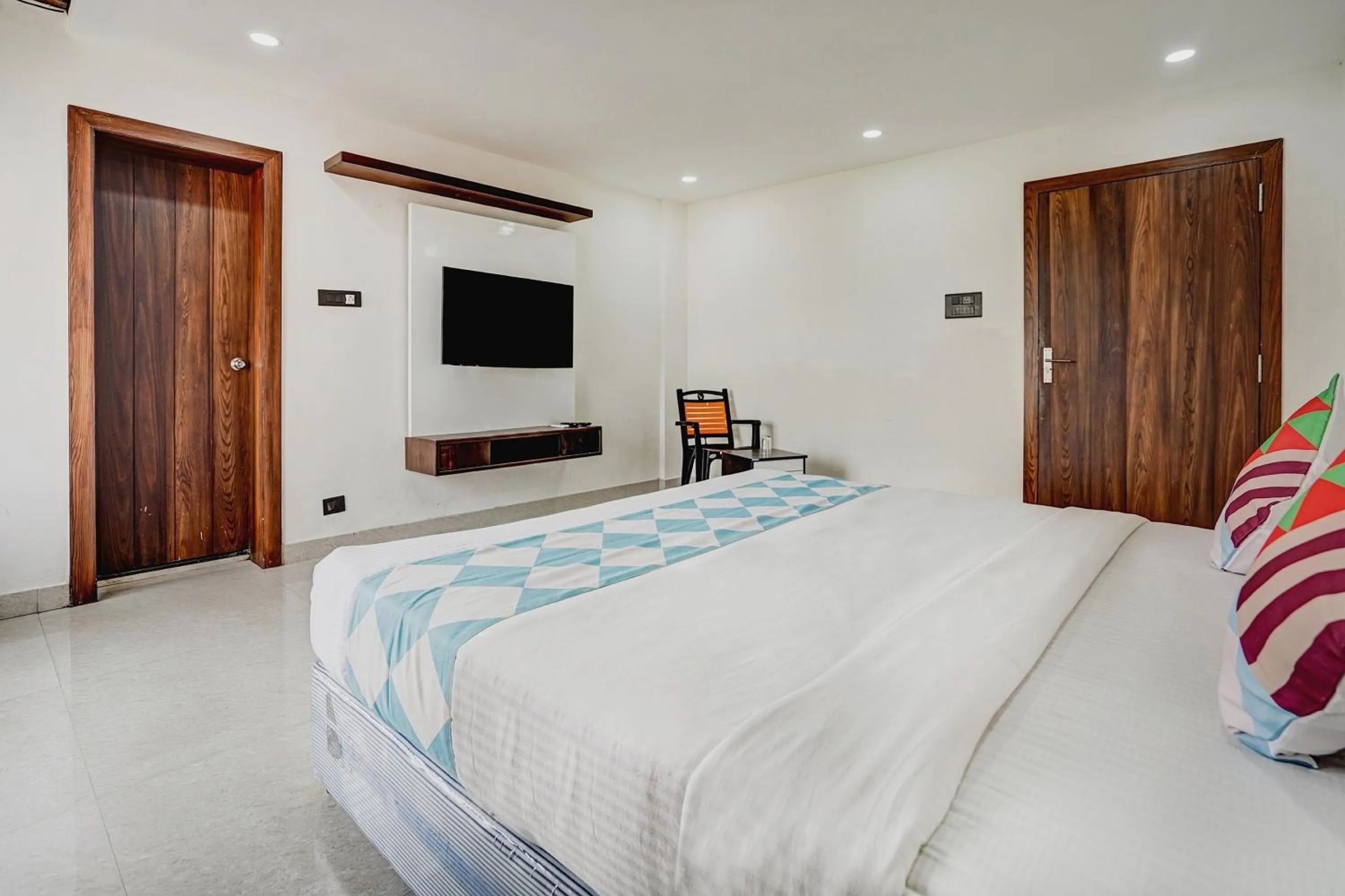 Bedroom, Bed in Capital O Sayhallo Prime Residency