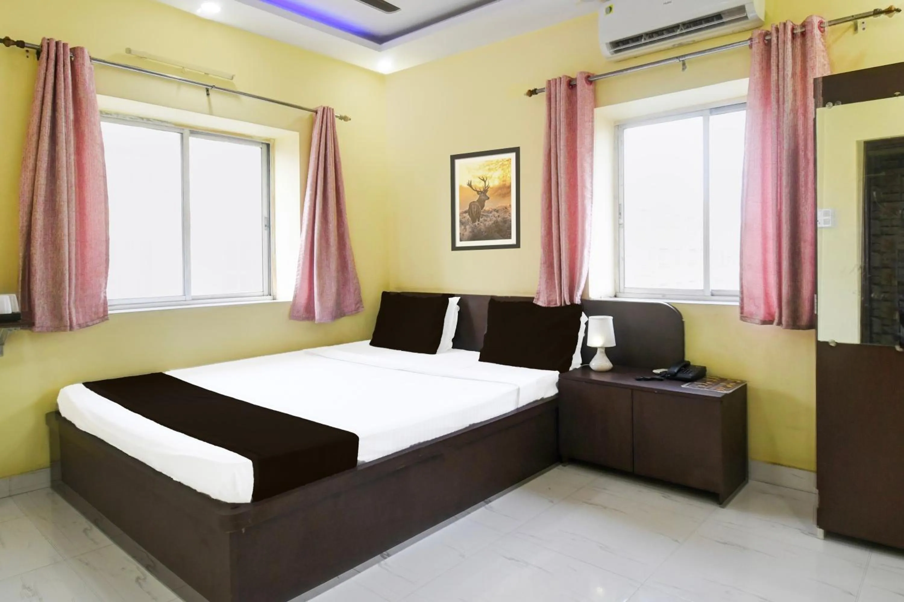 Bedroom in Super Hotel O New Town Near Kolkata Airport