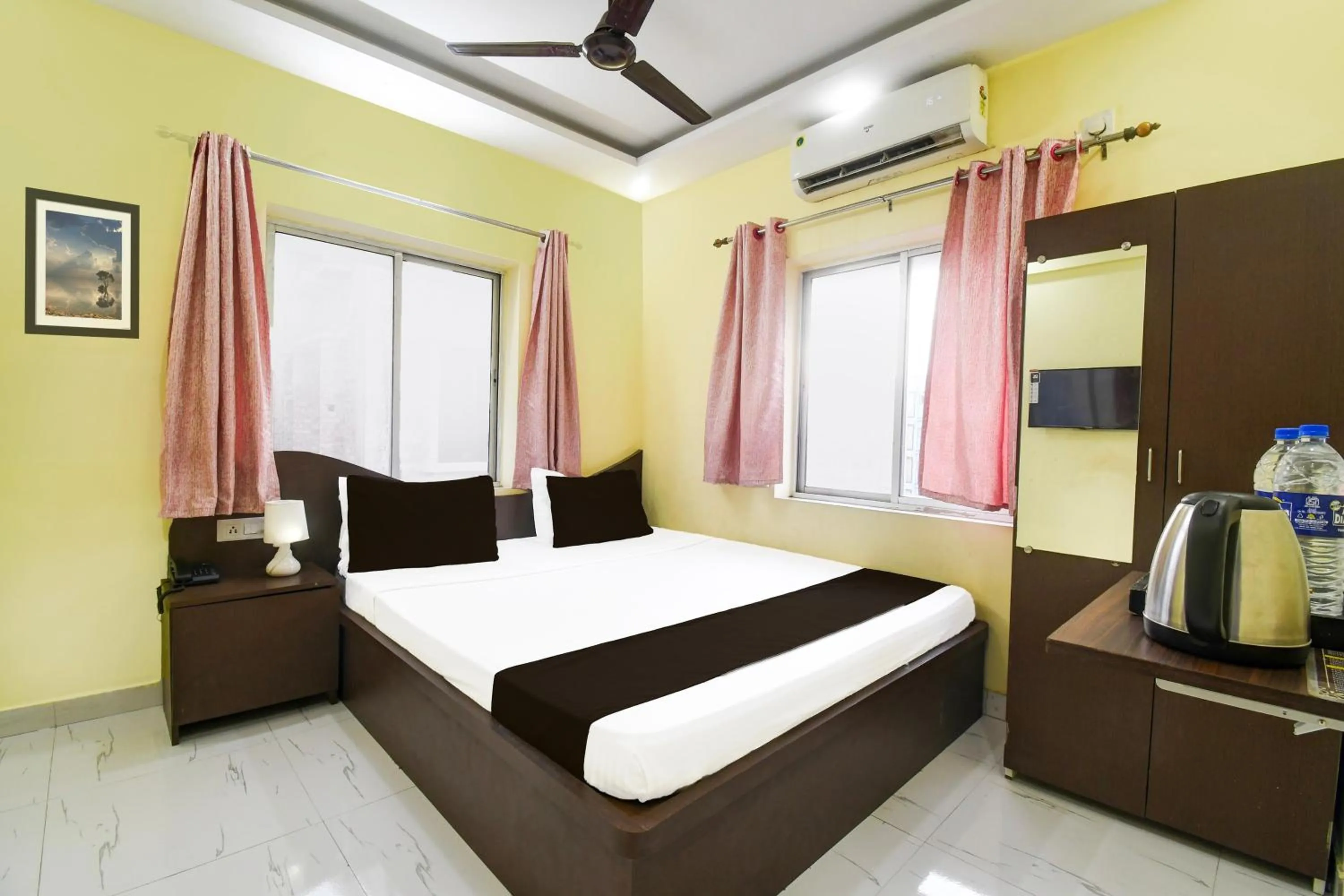 Bedroom in Super Hotel O New Town Near Kolkata Airport