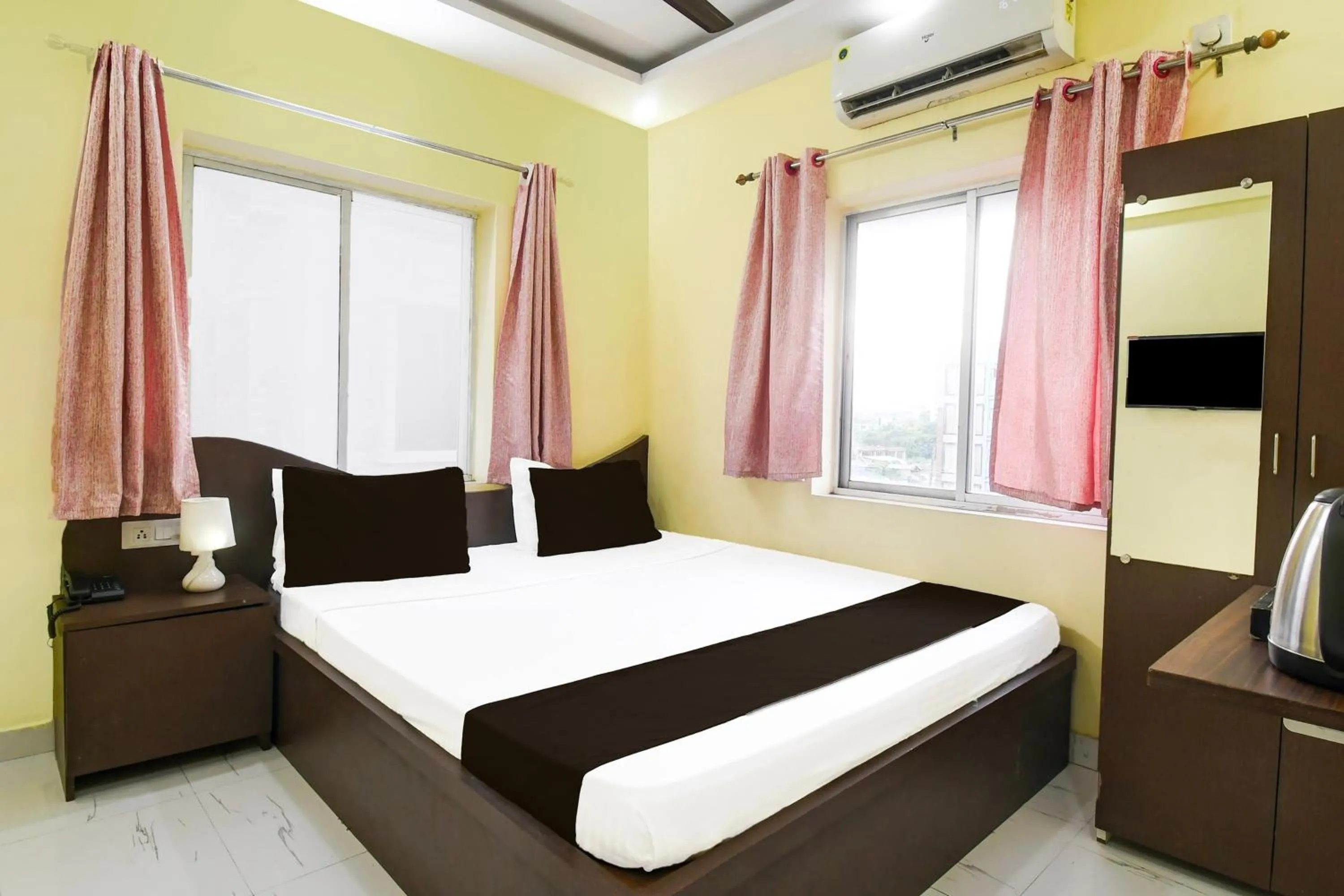 Bedroom in Super Hotel O New Town Near Kolkata Airport