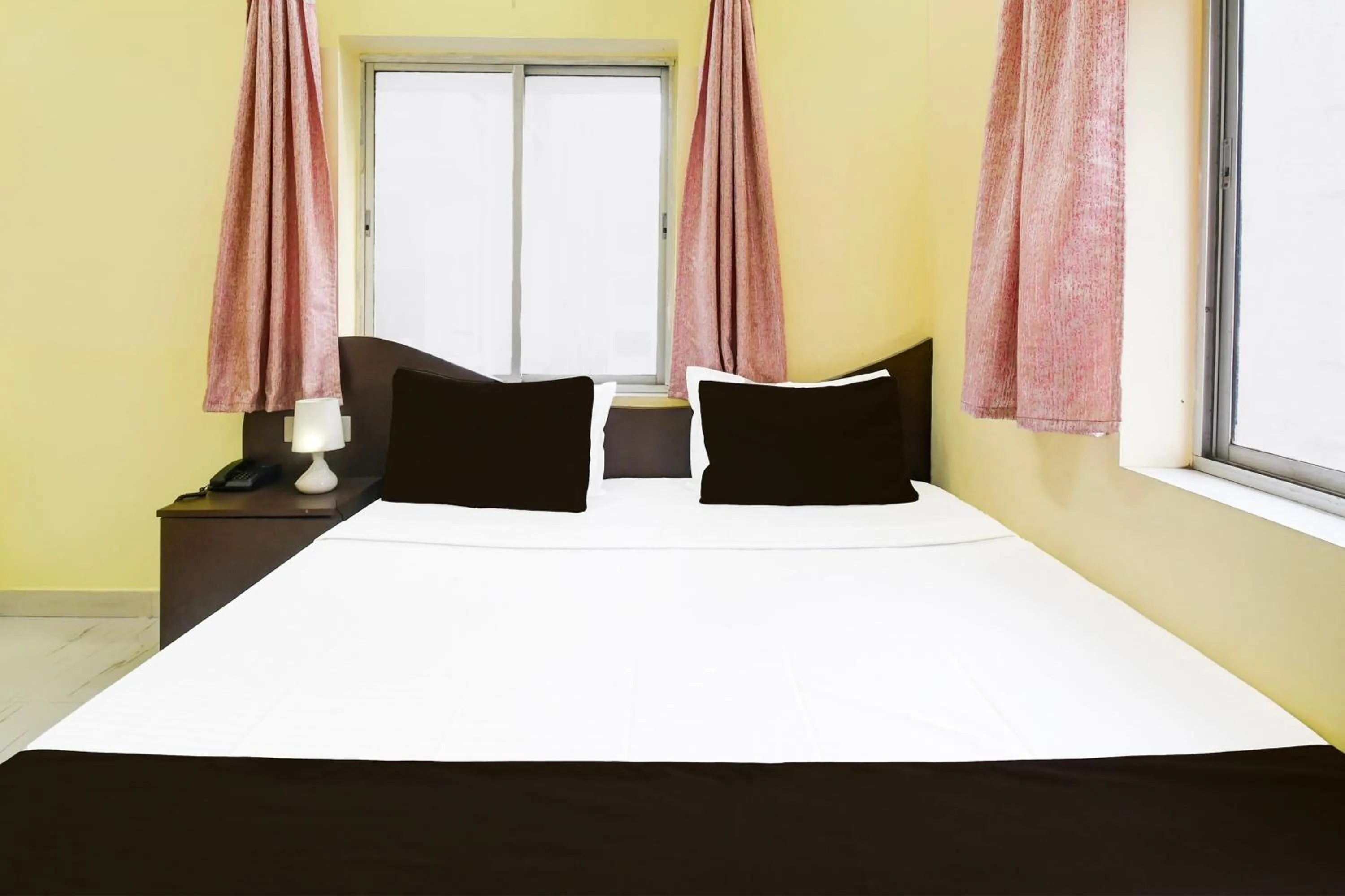 Bedroom in Super Hotel O New Town Near Kolkata Airport
