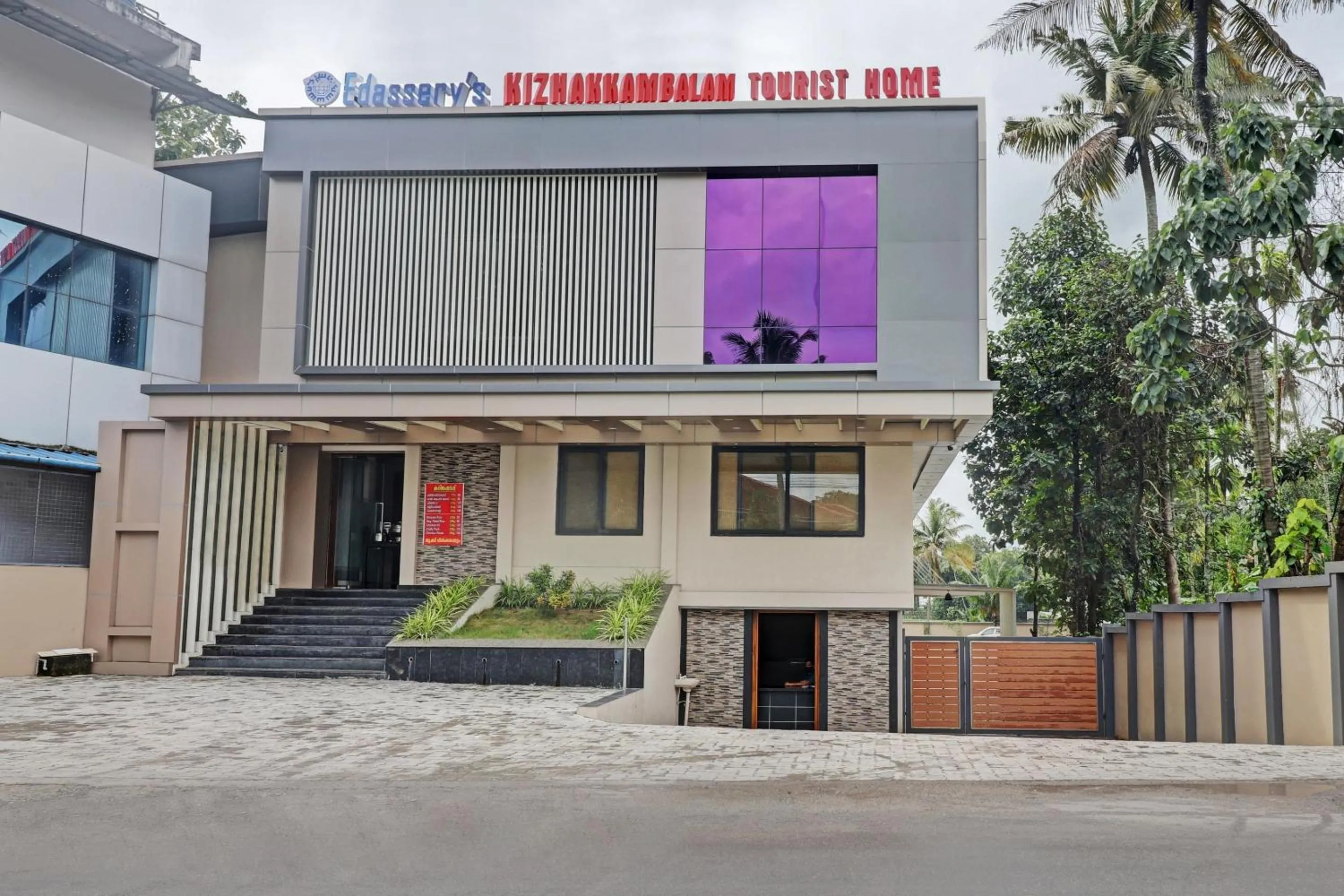 Facade/entrance in Super Townhouse Kizhakkambalam Tourist Home