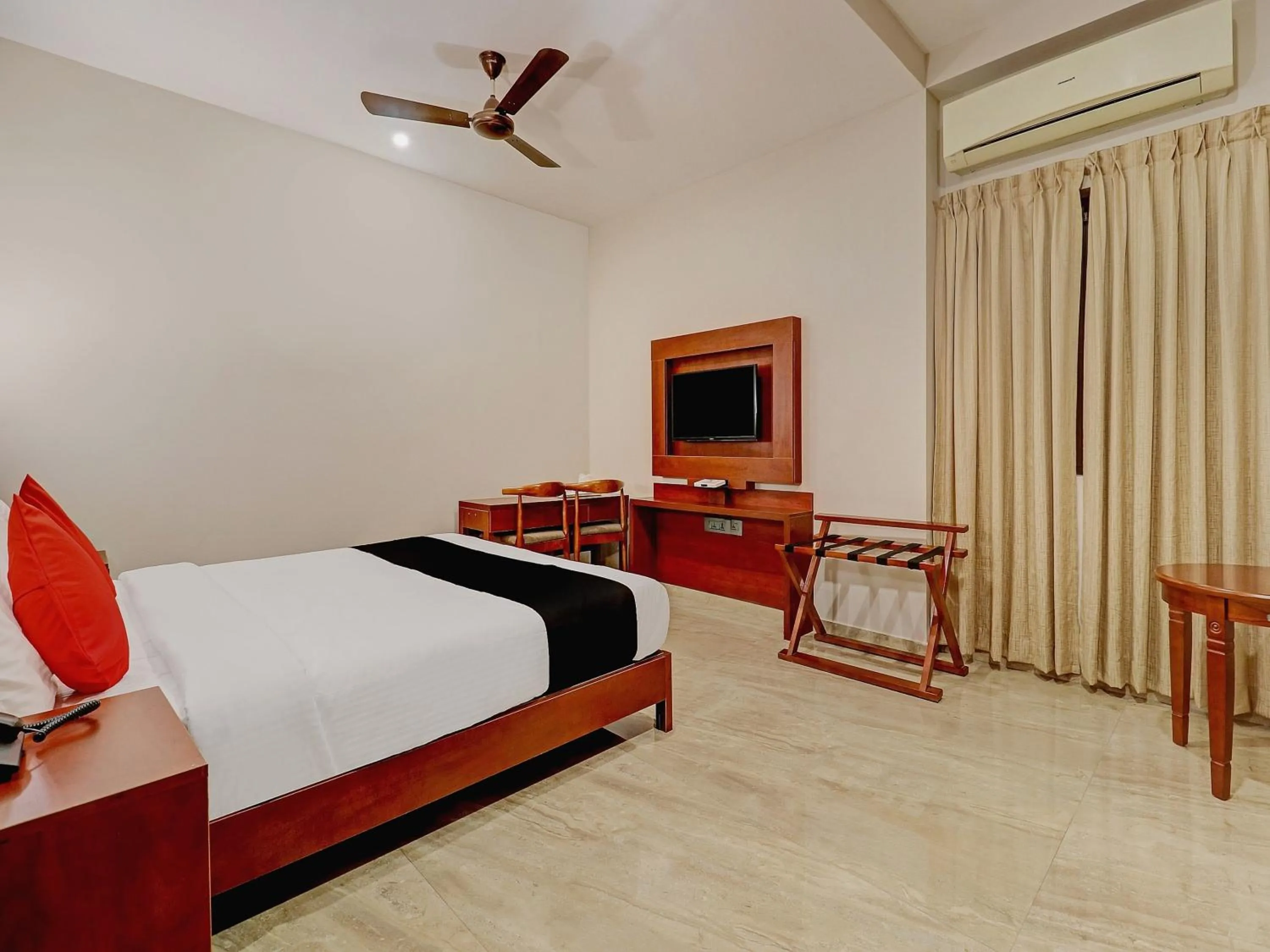 Lobby or reception, Bed in Super Townhouse Kizhakkambalam Tourist Home