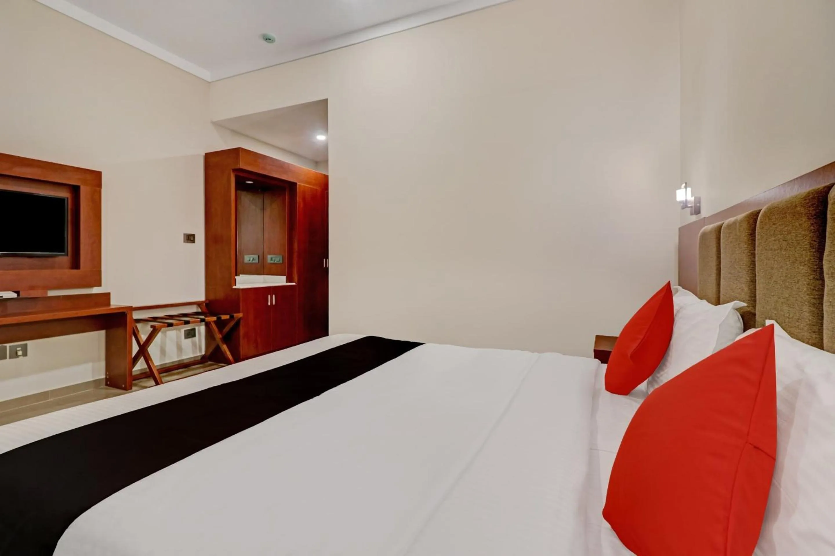 Facade/entrance, Bed in Super Townhouse Kizhakkambalam Tourist Home