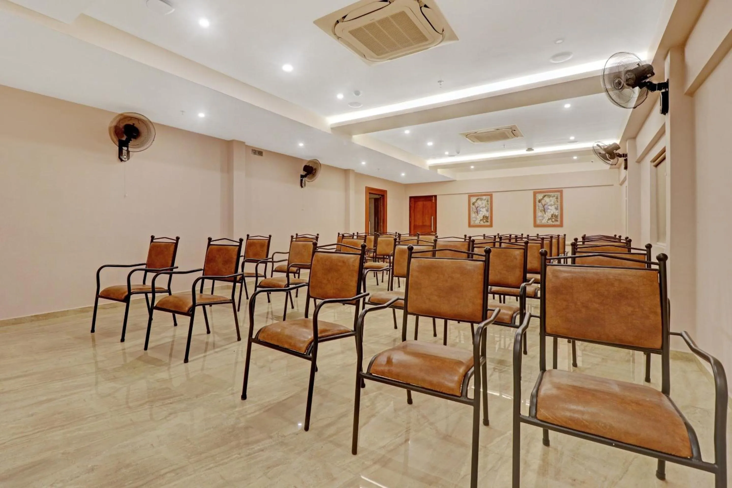 Facade/entrance in Super Townhouse Kizhakkambalam Tourist Home