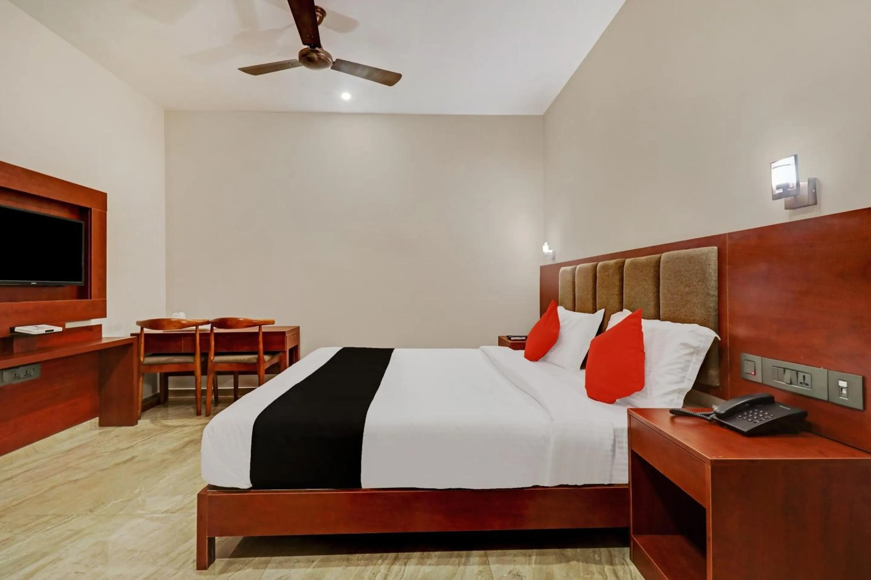 Bedroom, Bed in Super Townhouse Kizhakkambalam Tourist Home