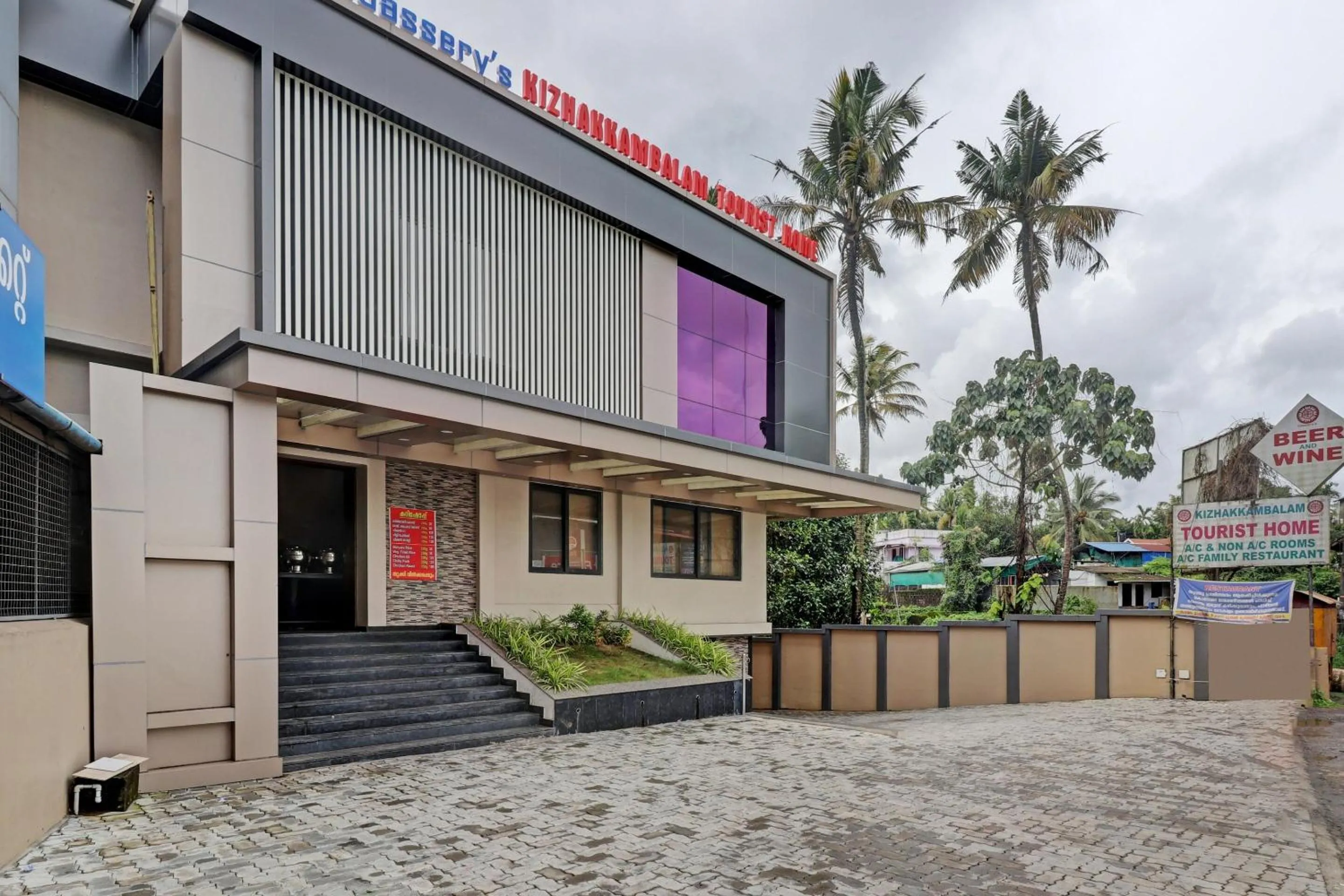 Facade/entrance in Super Townhouse Kizhakkambalam Tourist Home