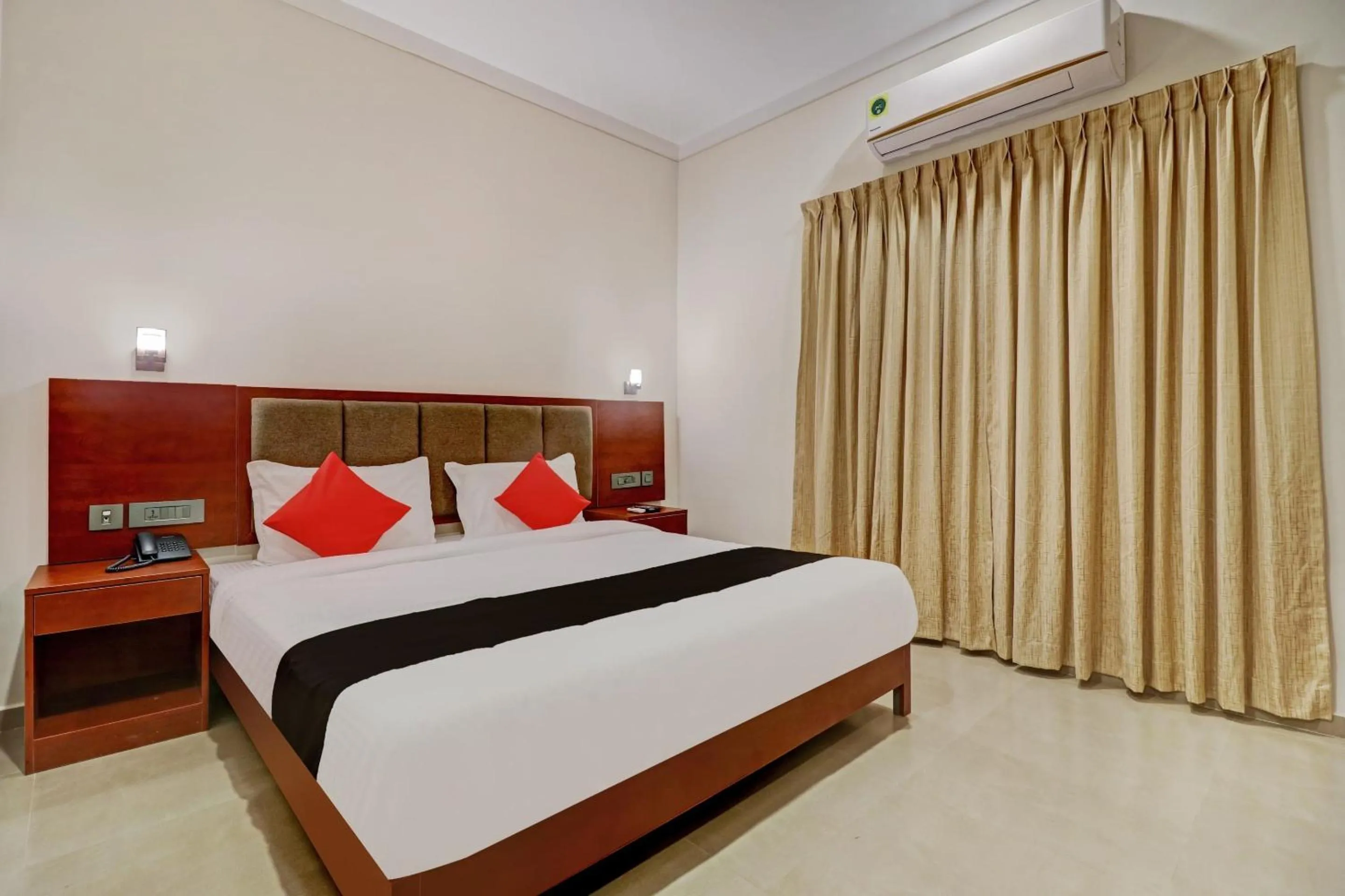 Bedroom, Bed in Super Townhouse Kizhakkambalam Tourist Home