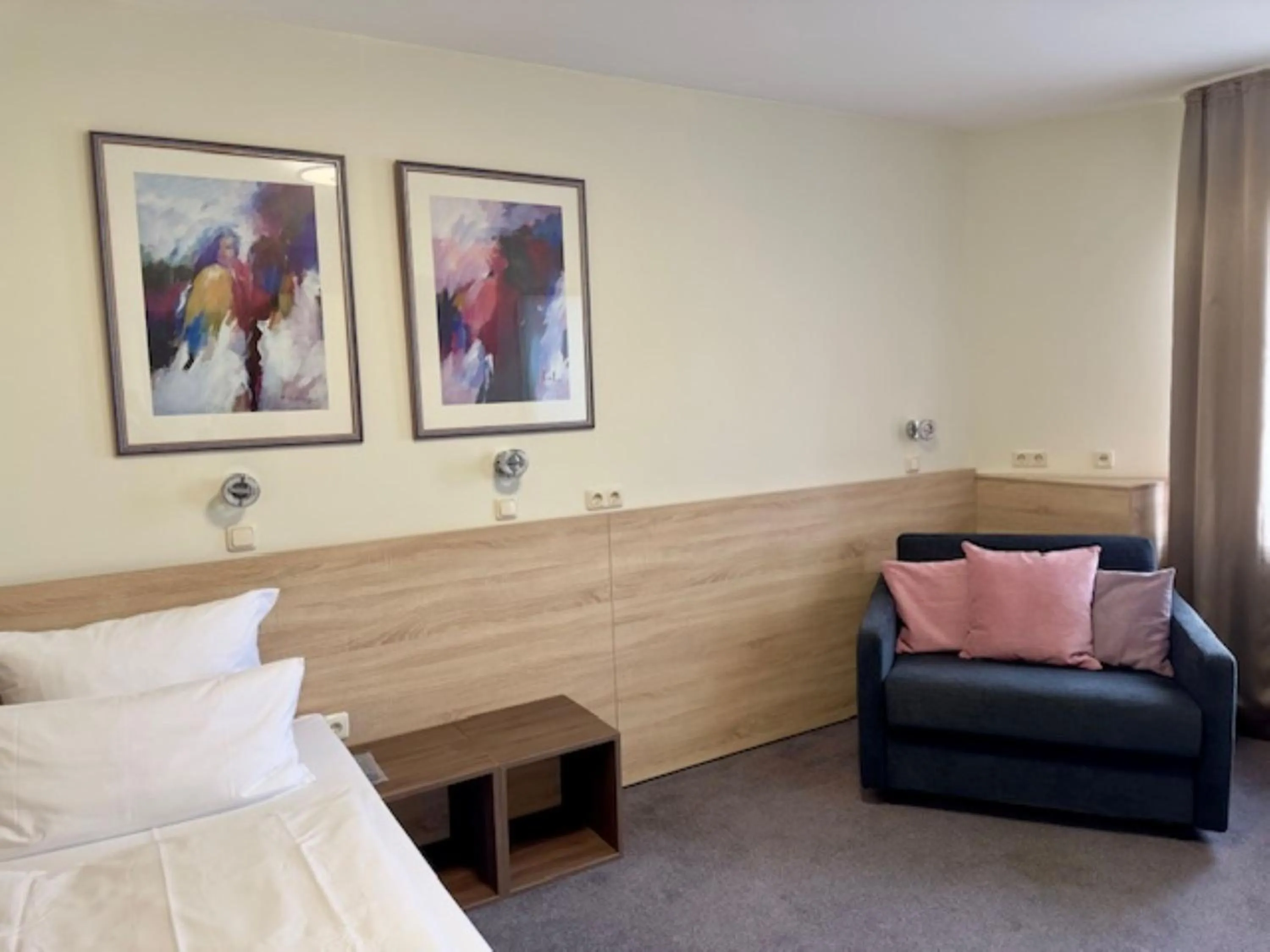 Photo of the whole room, Bed in Hotel Central