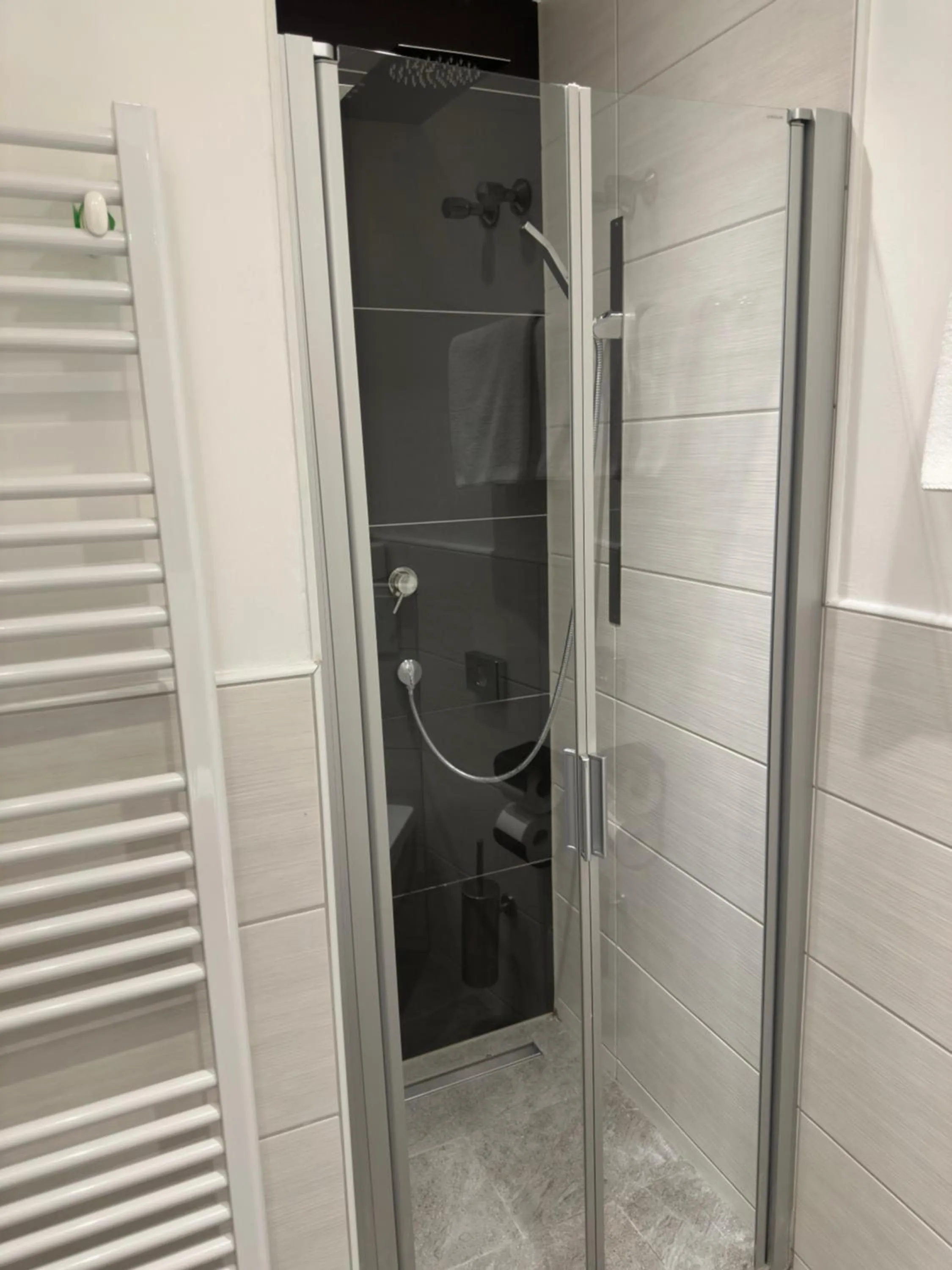 Shower in Hotel Central