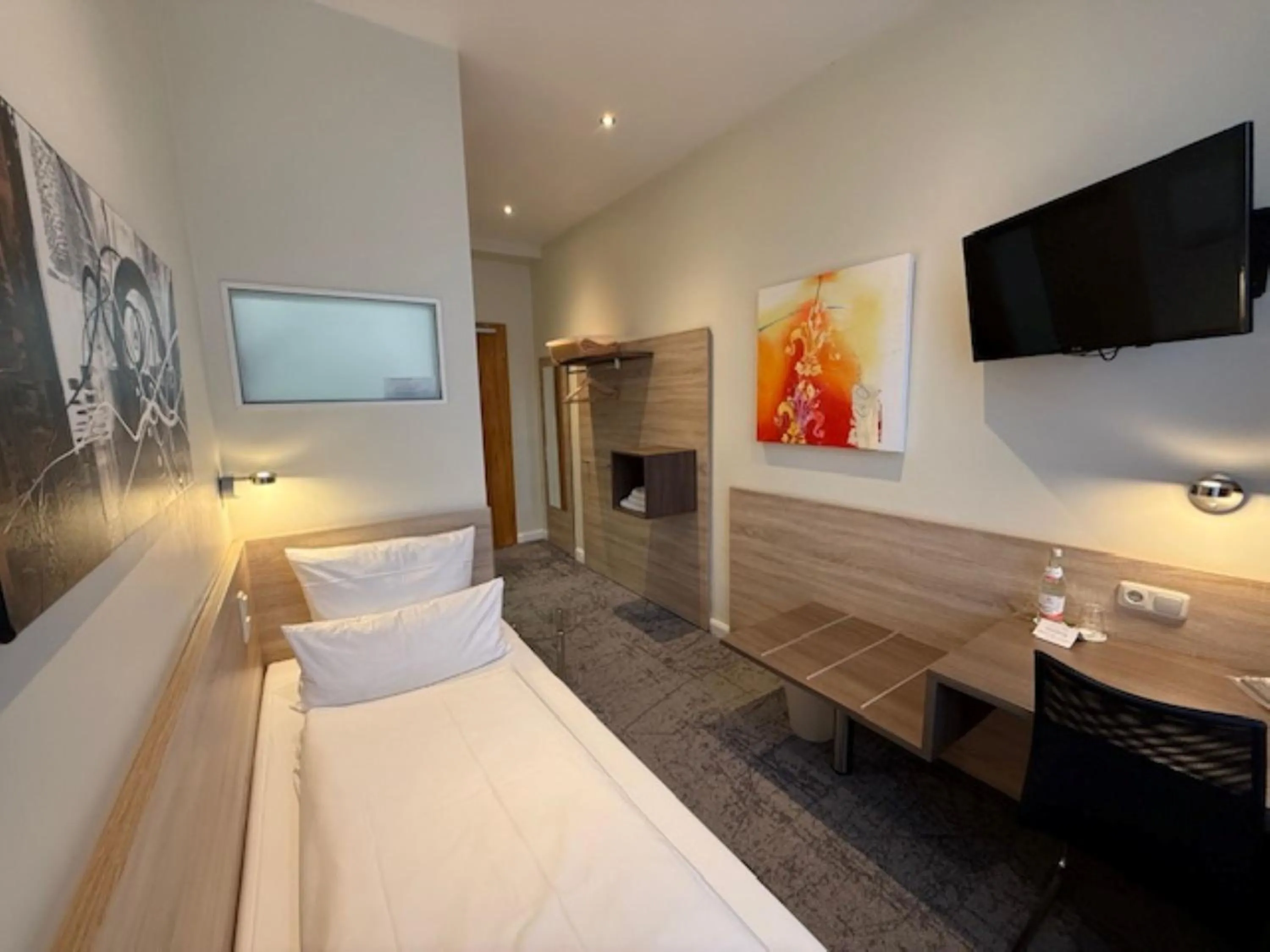 Photo of the whole room, Bed in Hotel Central