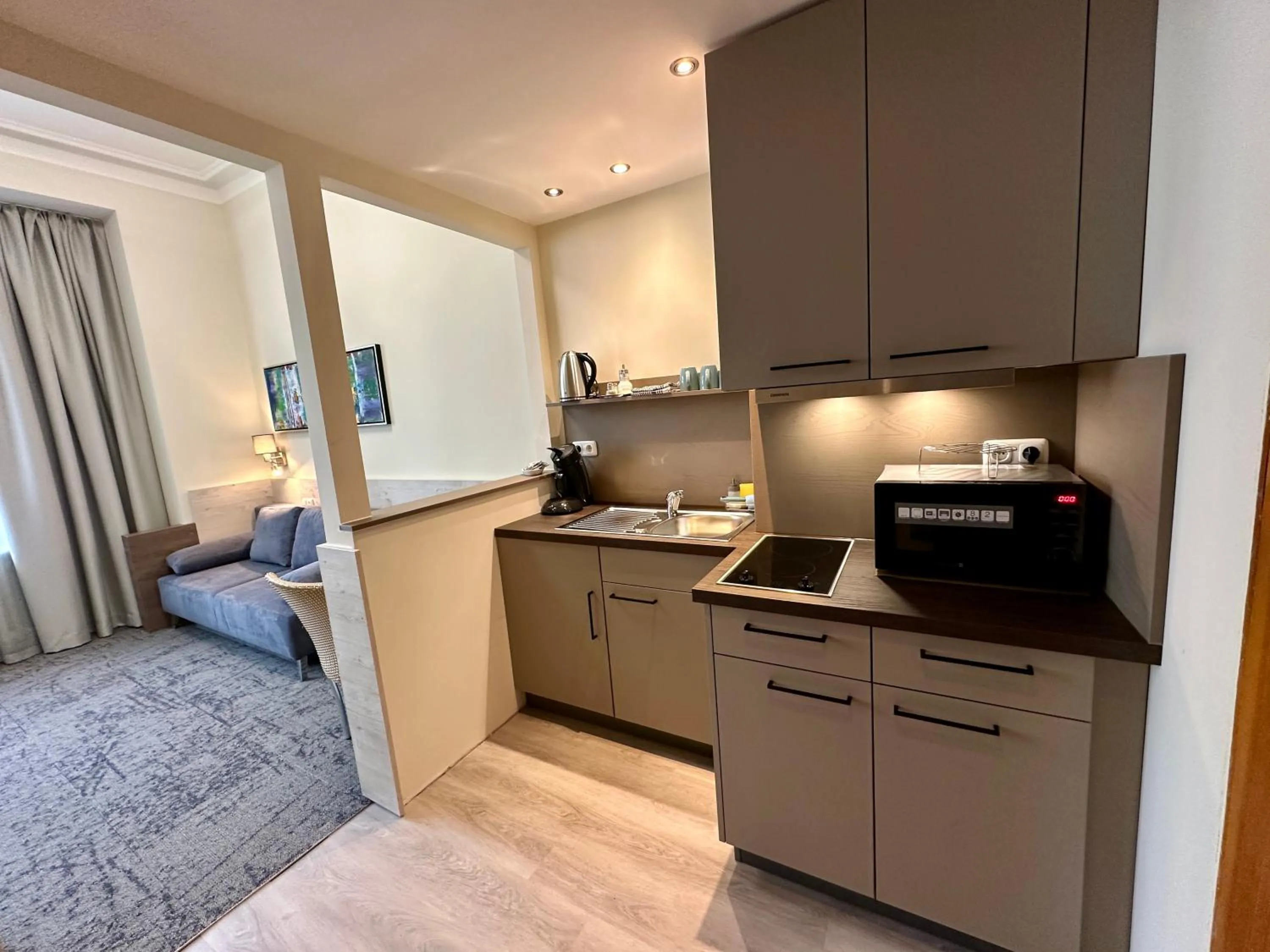 Kitchen or kitchenette, Bed in Hotel Central