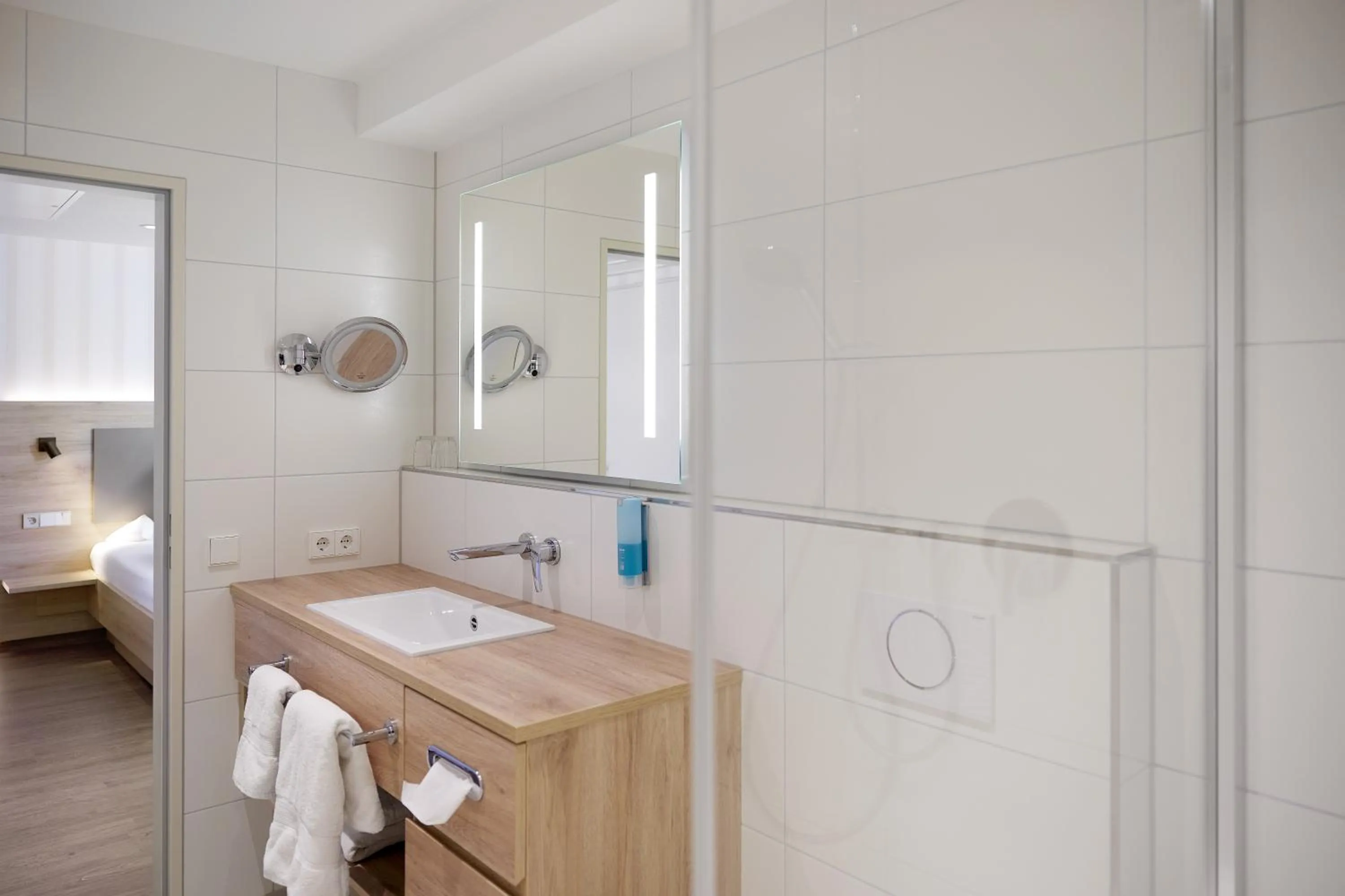 Bathroom, Bed in Hotel Zum Schiff