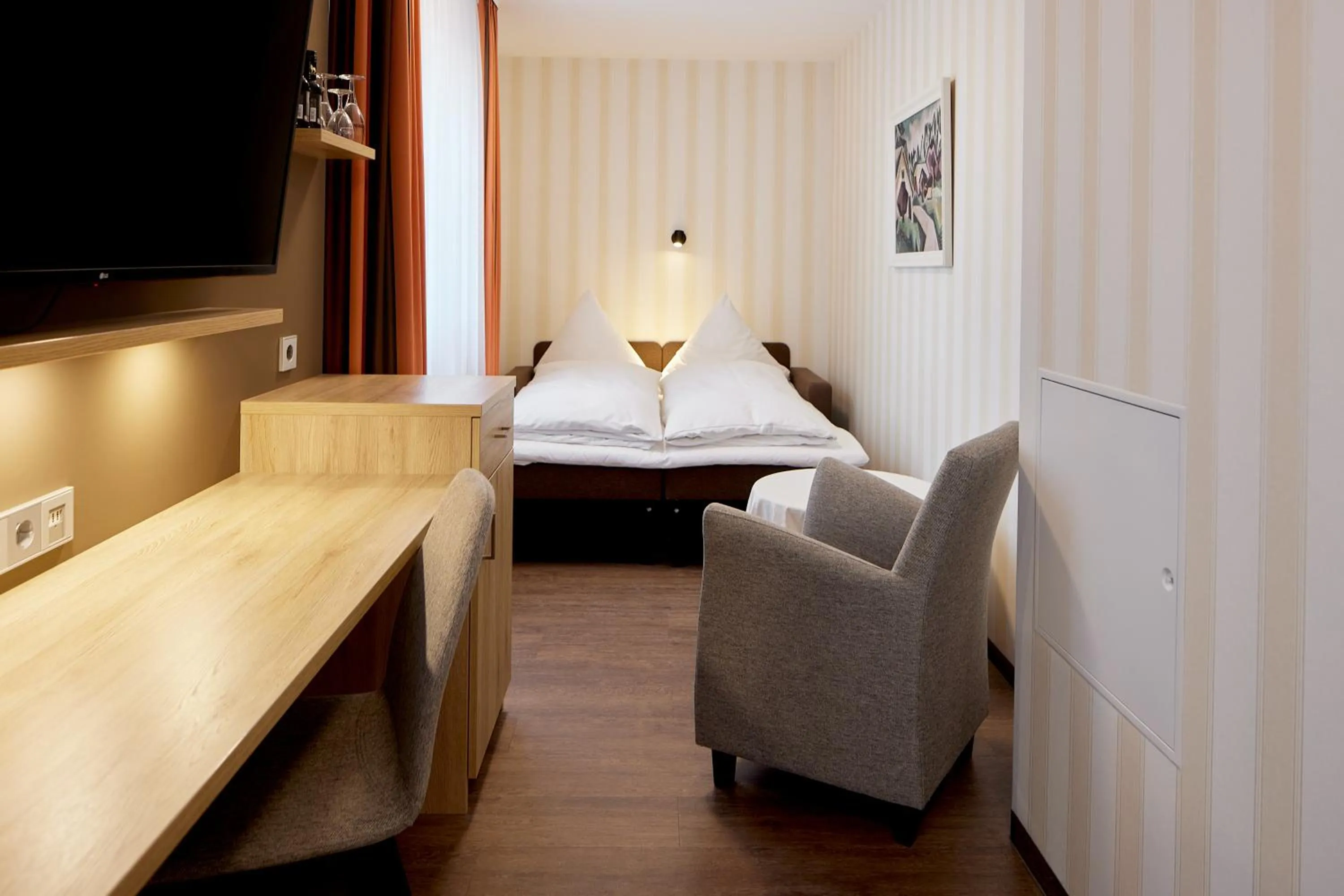 Photo of the whole room, Bed in Hotel Zum Schiff