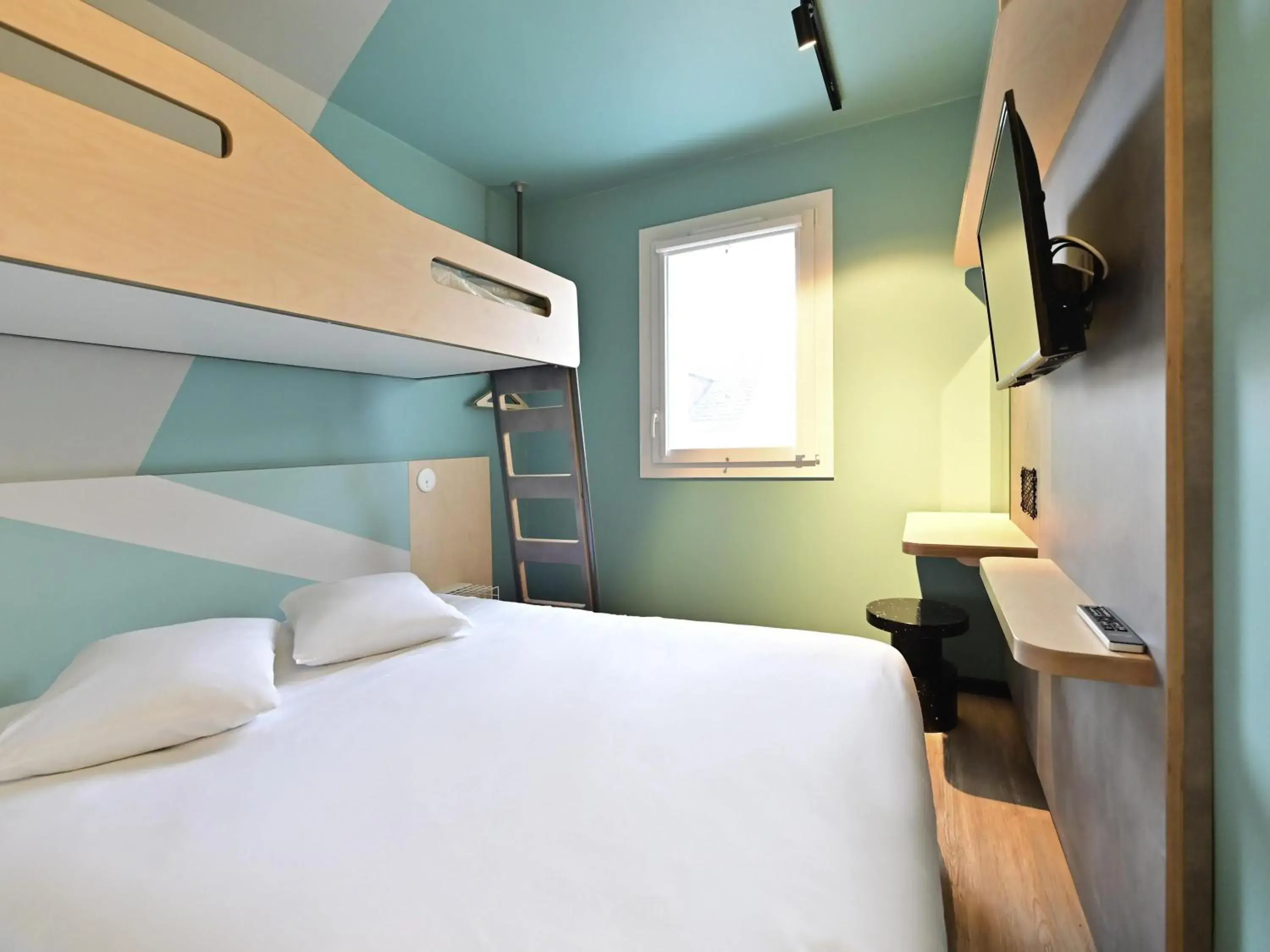 Family Room with One Double Bed and Two Single Beds in ibis budget Forbach Centre Family Room with One Double Bed and Two Single Beds in ibis budget Forbach Centre